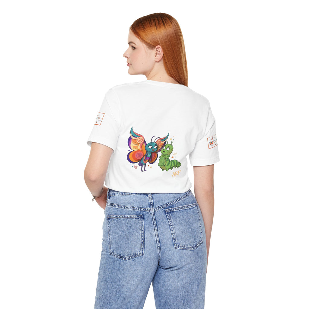 T-shirt Alarmingy Unlimited — Maglietta Grafica con Farfalla e Bruco Stravaganti