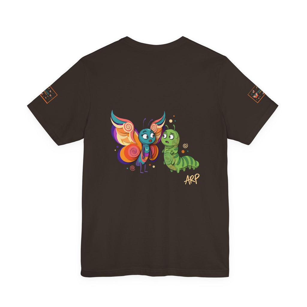 T-shirt Alarmingy Unlimited — Maglietta Grafica con Farfalla e Bruco Stravaganti