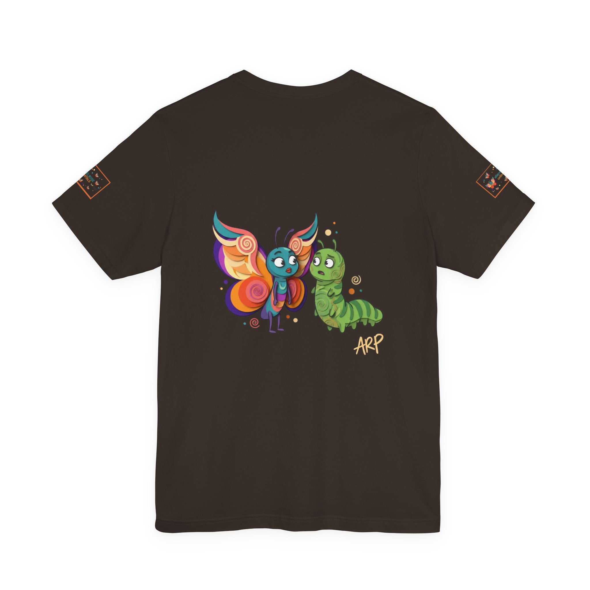 T-shirt Alarmingy Unlimited — Maglietta Grafica con Farfalla e Bruco Stravaganti