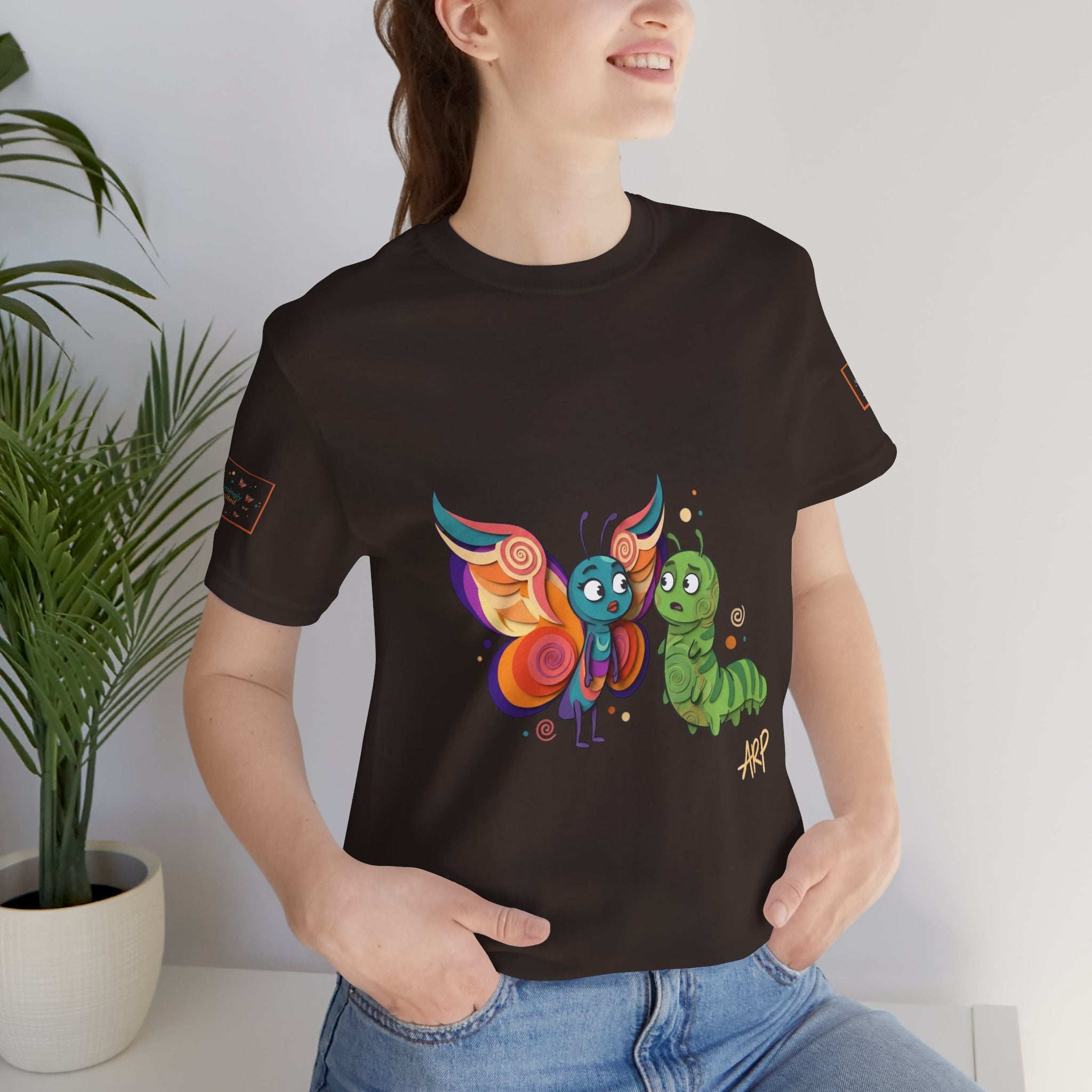 Allarmante T-Shirt Unlimited Tee Flip Variant — Maglietta Grafica Stravagante Farfalla e Bruco
