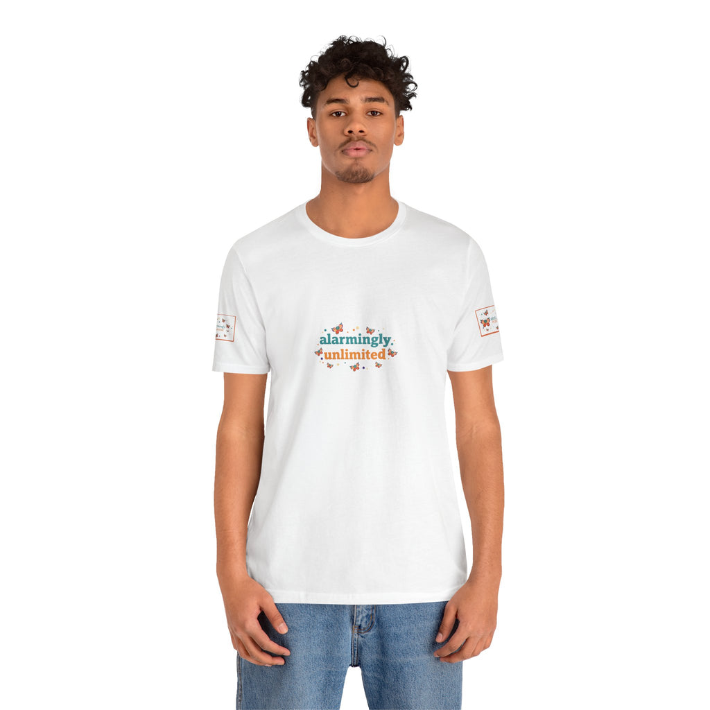 T-shirt Alarmingy Unlimited — Maglietta Grafica con Farfalla e Bruco Stravaganti
