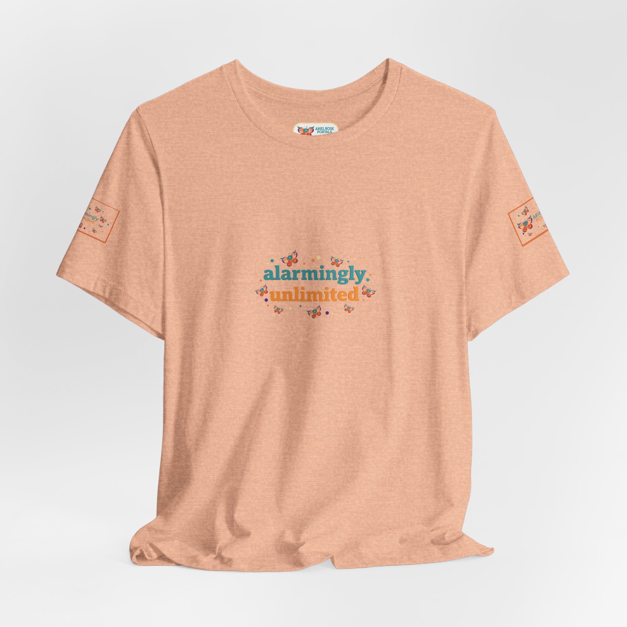 T-shirt Alarmingy Unlimited — Maglietta Grafica con Farfalla e Bruco Stravaganti
