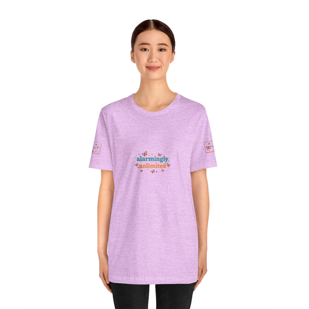 T-shirt Alarmingy Unlimited — Maglietta Grafica con Farfalla e Bruco Stravaganti