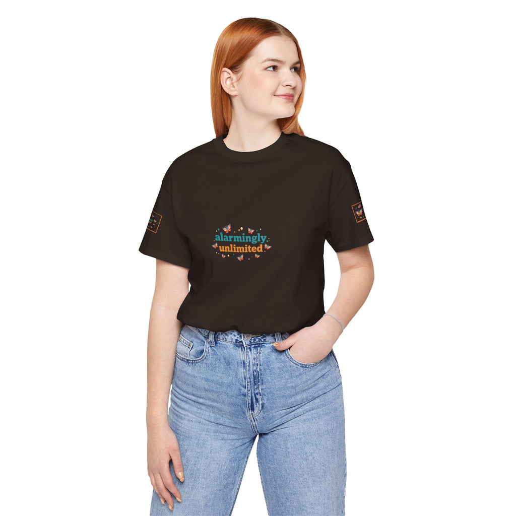 T-shirt Alarmingy Unlimited — Maglietta Grafica con Farfalla e Bruco Stravaganti