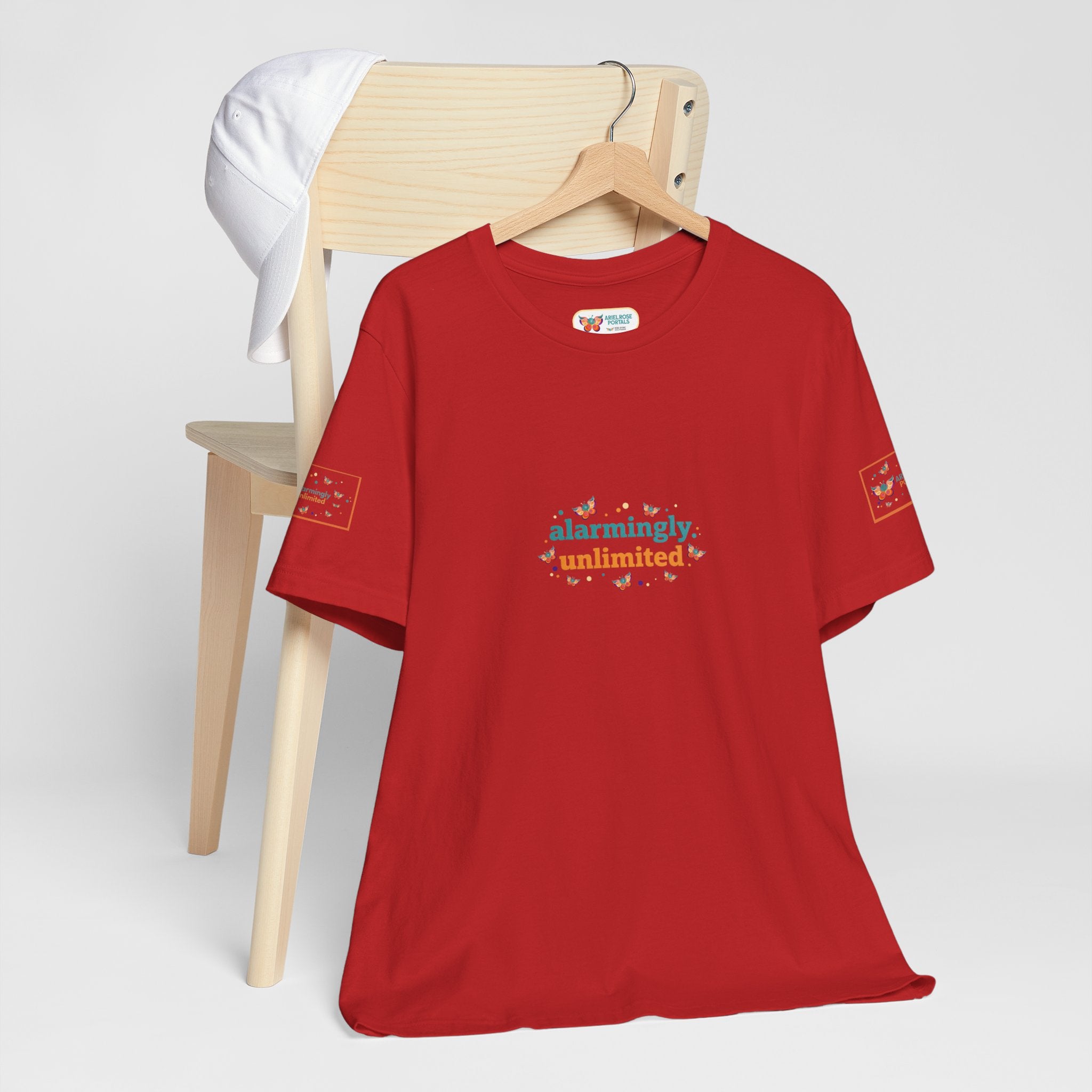 T-shirt Alarmingy Unlimited — Maglietta Grafica con Farfalla e Bruco Stravaganti