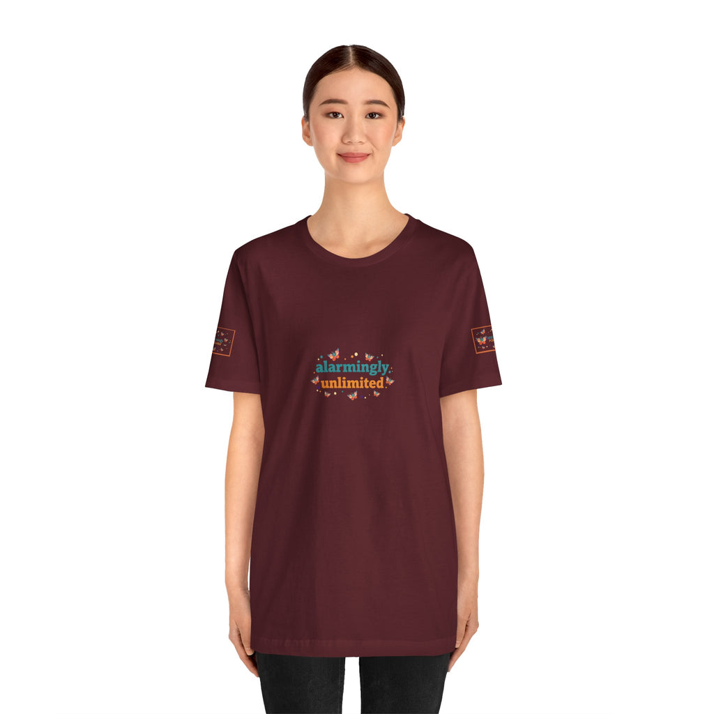 T-shirt Alarmingy Unlimited — Maglietta Grafica con Farfalla e Bruco Stravaganti