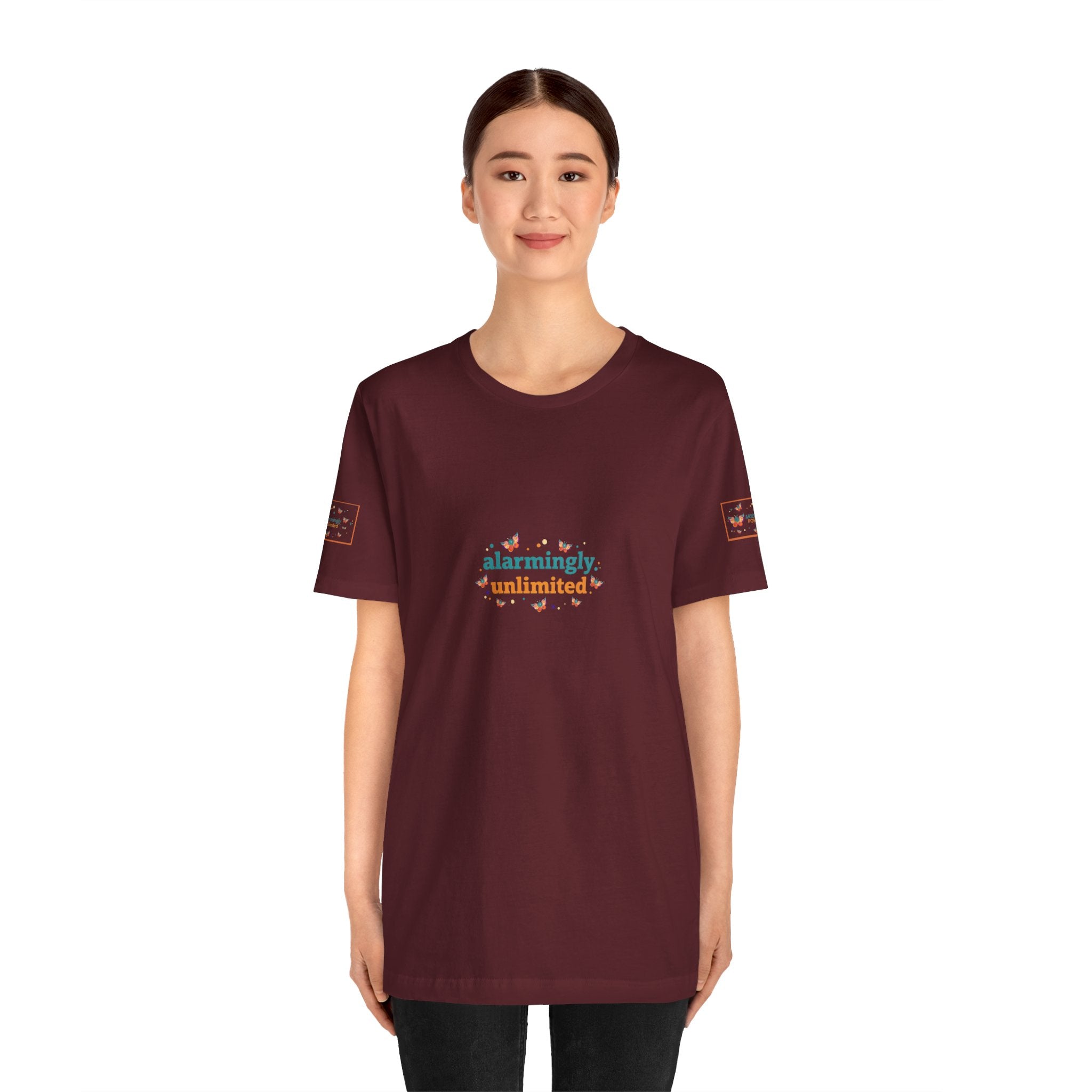T-shirt Alarmingy Unlimited — Maglietta Grafica con Farfalla e Bruco Stravaganti
