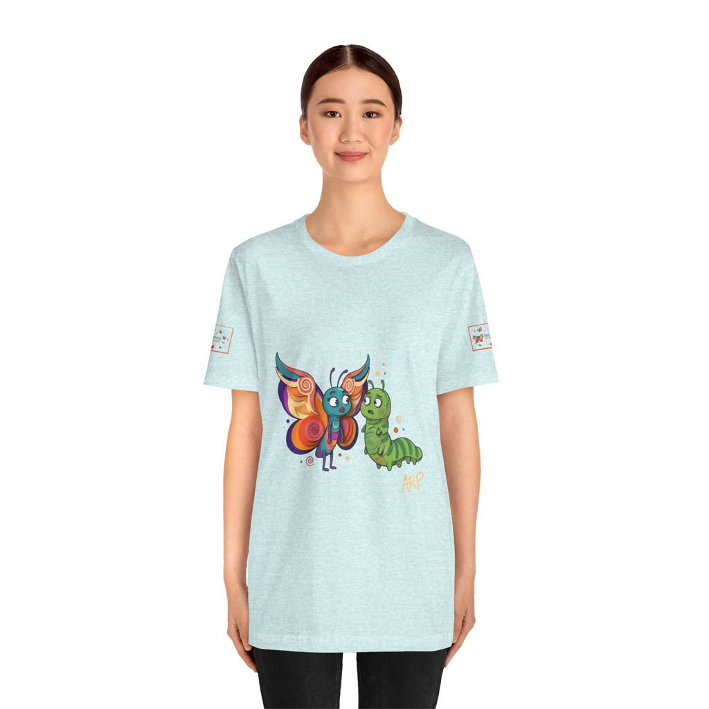 Allarmante T-Shirt Unlimited Tee Flip Variant — Maglietta Grafica Stravagante Farfalla e Bruco