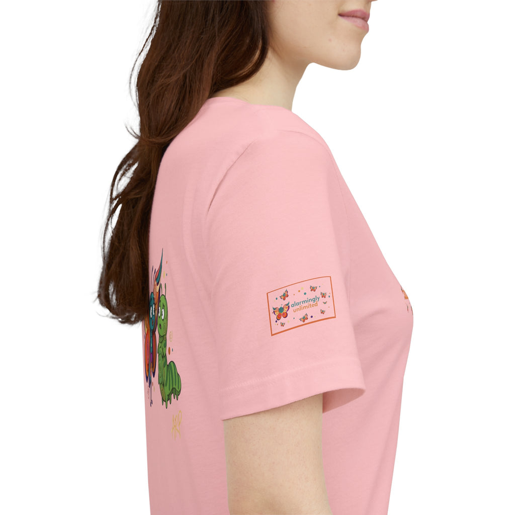 T-shirt Alarmingy Unlimited — Maglietta Grafica con Farfalla e Bruco Stravaganti