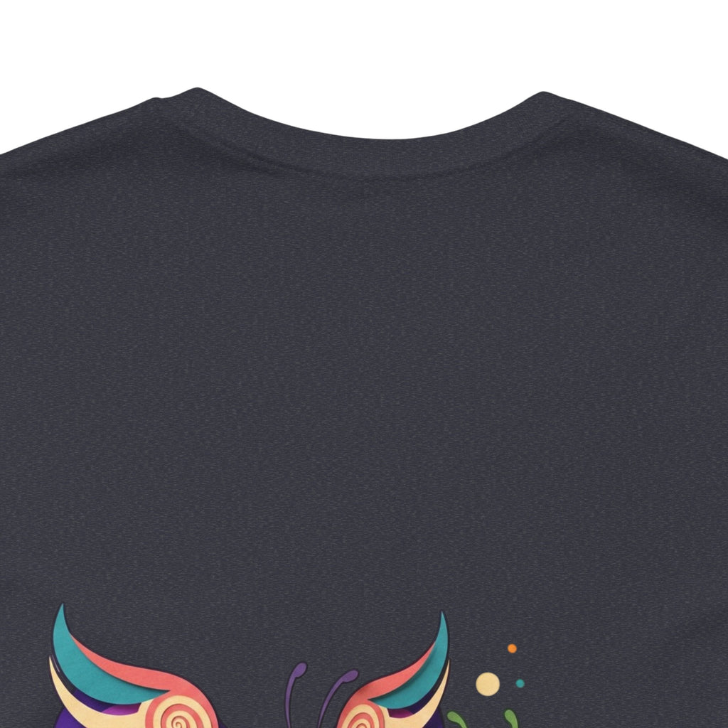 T-shirt Alarmingy Unlimited — Maglietta Grafica con Farfalla e Bruco Stravaganti