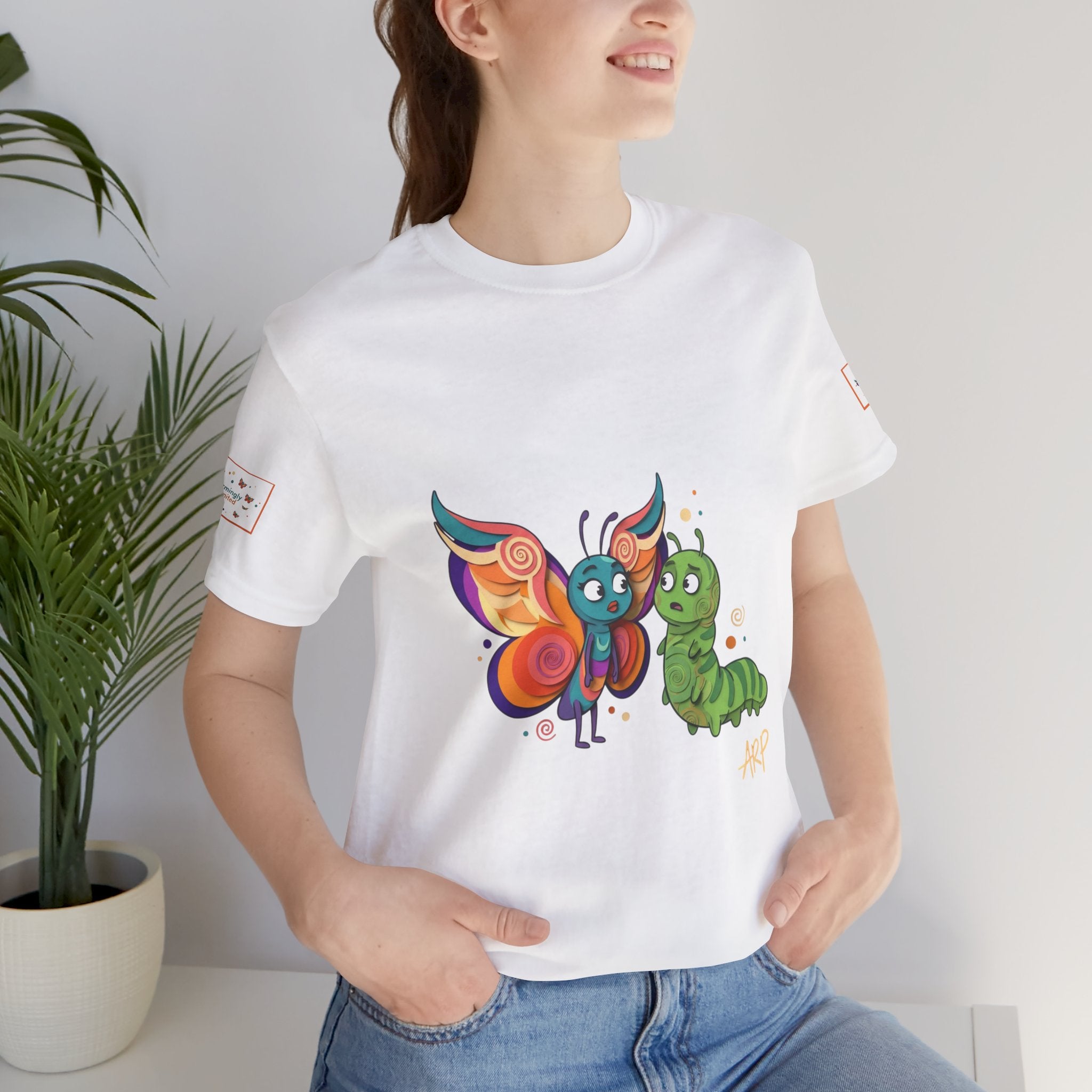 Allarmante T-Shirt Unlimited Tee Flip Variant — Maglietta Grafica Stravagante Farfalla e Bruco