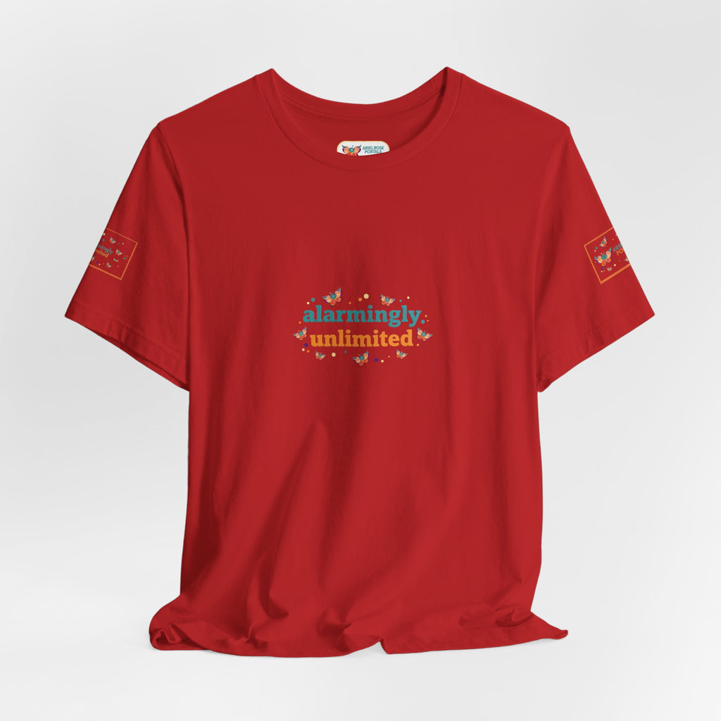 T-shirt Alarmingy Unlimited — Maglietta Grafica con Farfalla e Bruco Stravaganti