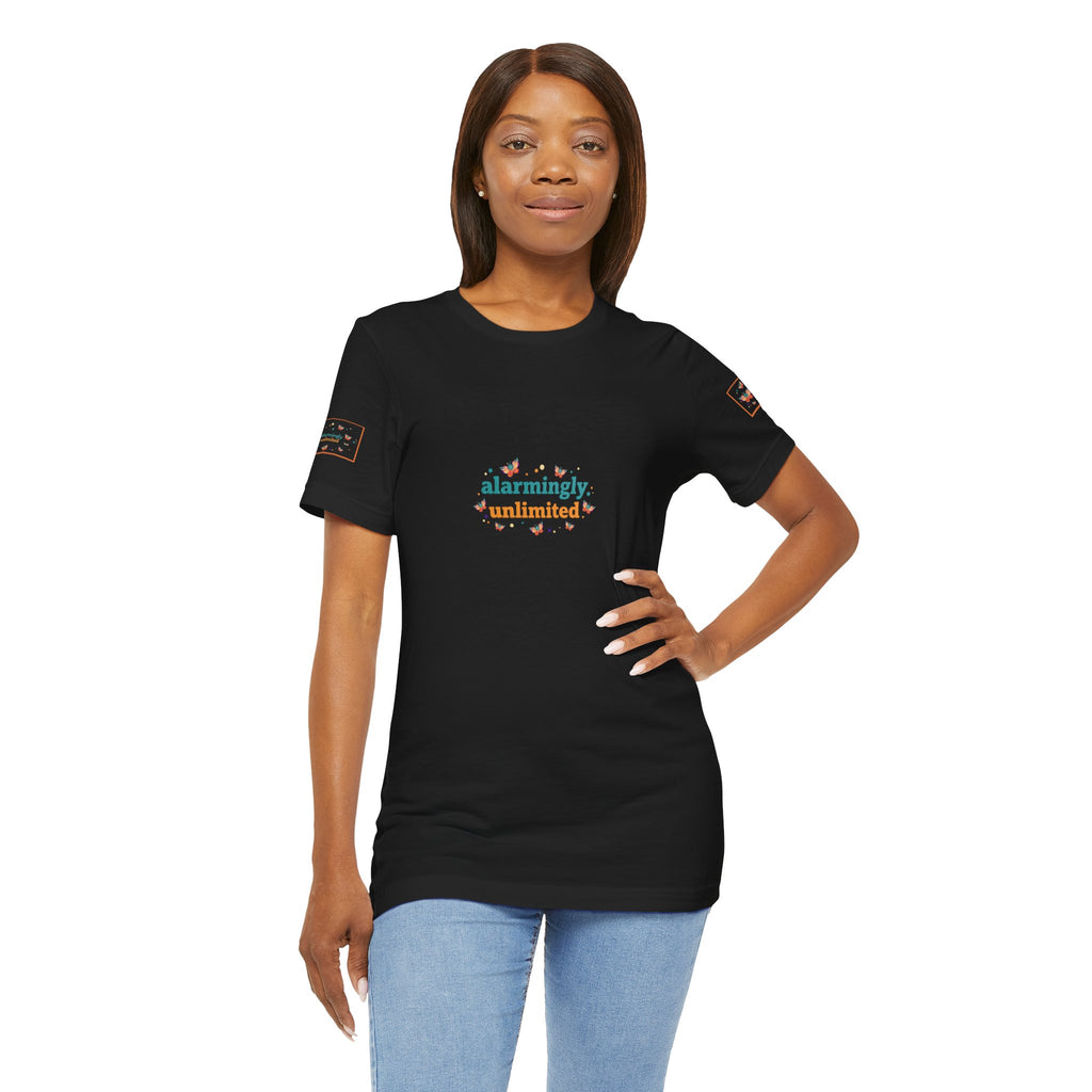 T-shirt Alarmingy Unlimited — Maglietta Grafica con Farfalla e Bruco Stravaganti