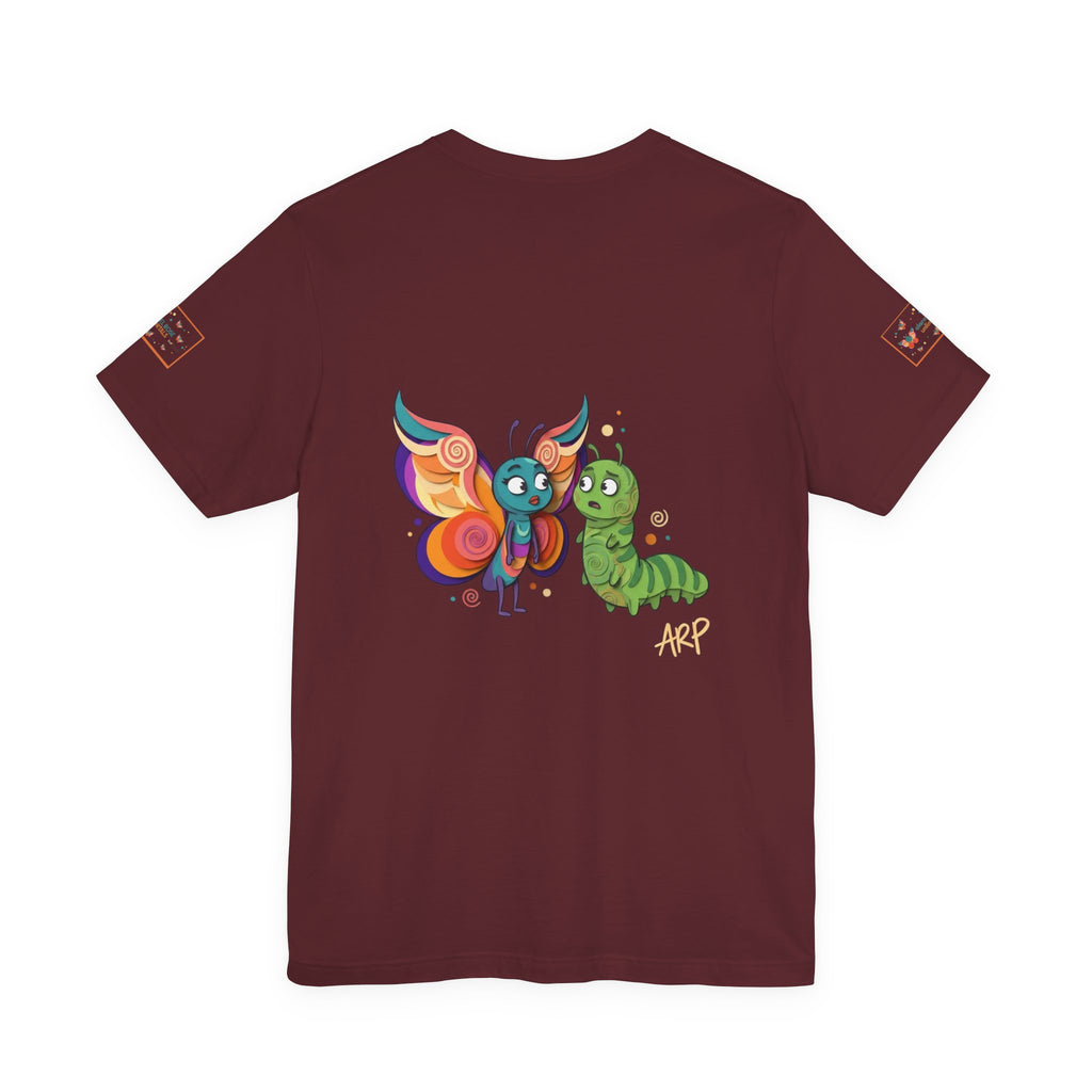 T-shirt Alarmingy Unlimited — Maglietta Grafica con Farfalla e Bruco Stravaganti