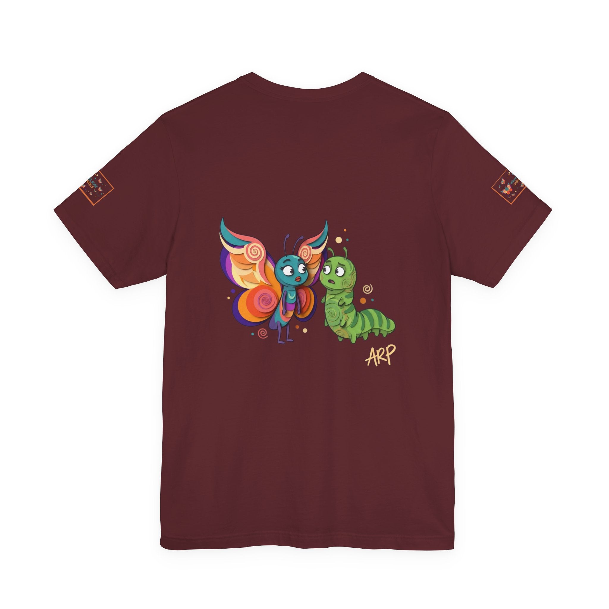 T-shirt Alarmingy Unlimited — Maglietta Grafica con Farfalla e Bruco Stravaganti