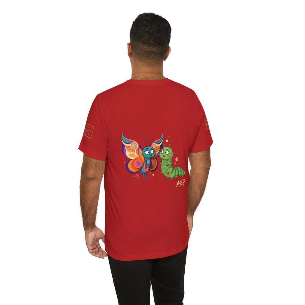 T-shirt Alarmingy Unlimited — Maglietta Grafica con Farfalla e Bruco Stravaganti
