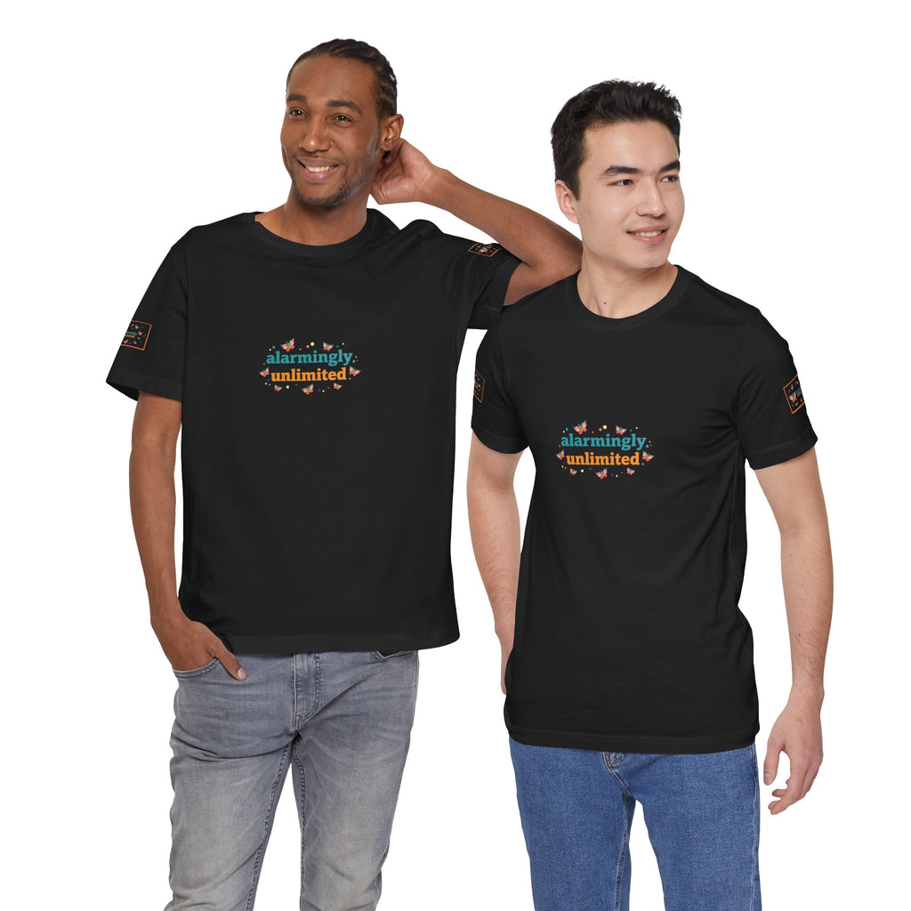 T-shirt Alarmingy Unlimited — Maglietta Grafica con Farfalla e Bruco Stravaganti