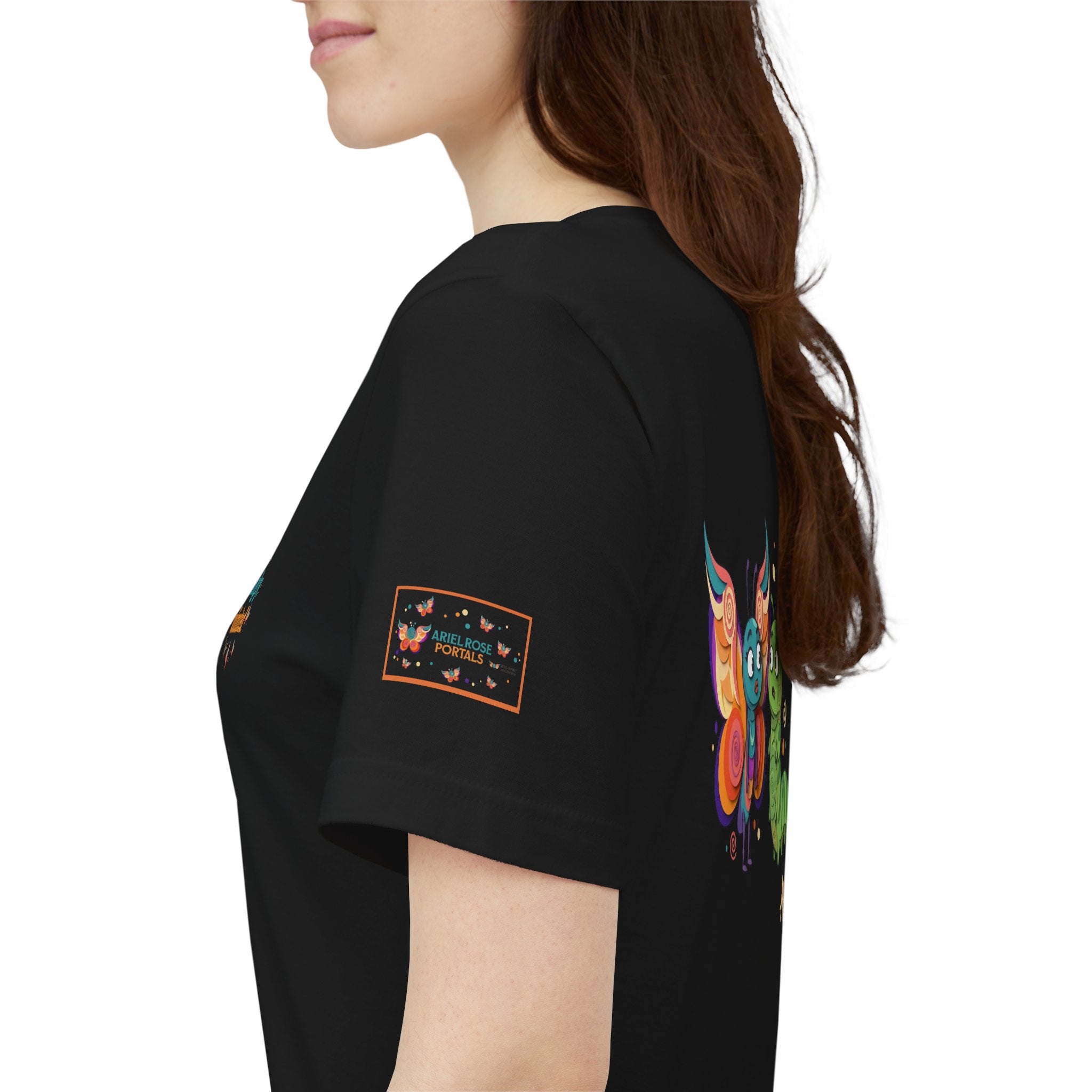 T-shirt Alarmingy Unlimited — Maglietta Grafica con Farfalla e Bruco Stravaganti