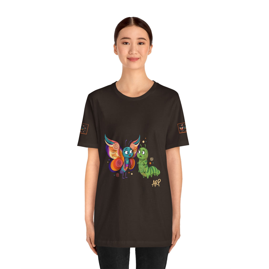 Allarmante T-Shirt Unlimited Tee Flip Variant — Maglietta Grafica Stravagante Farfalla e Bruco