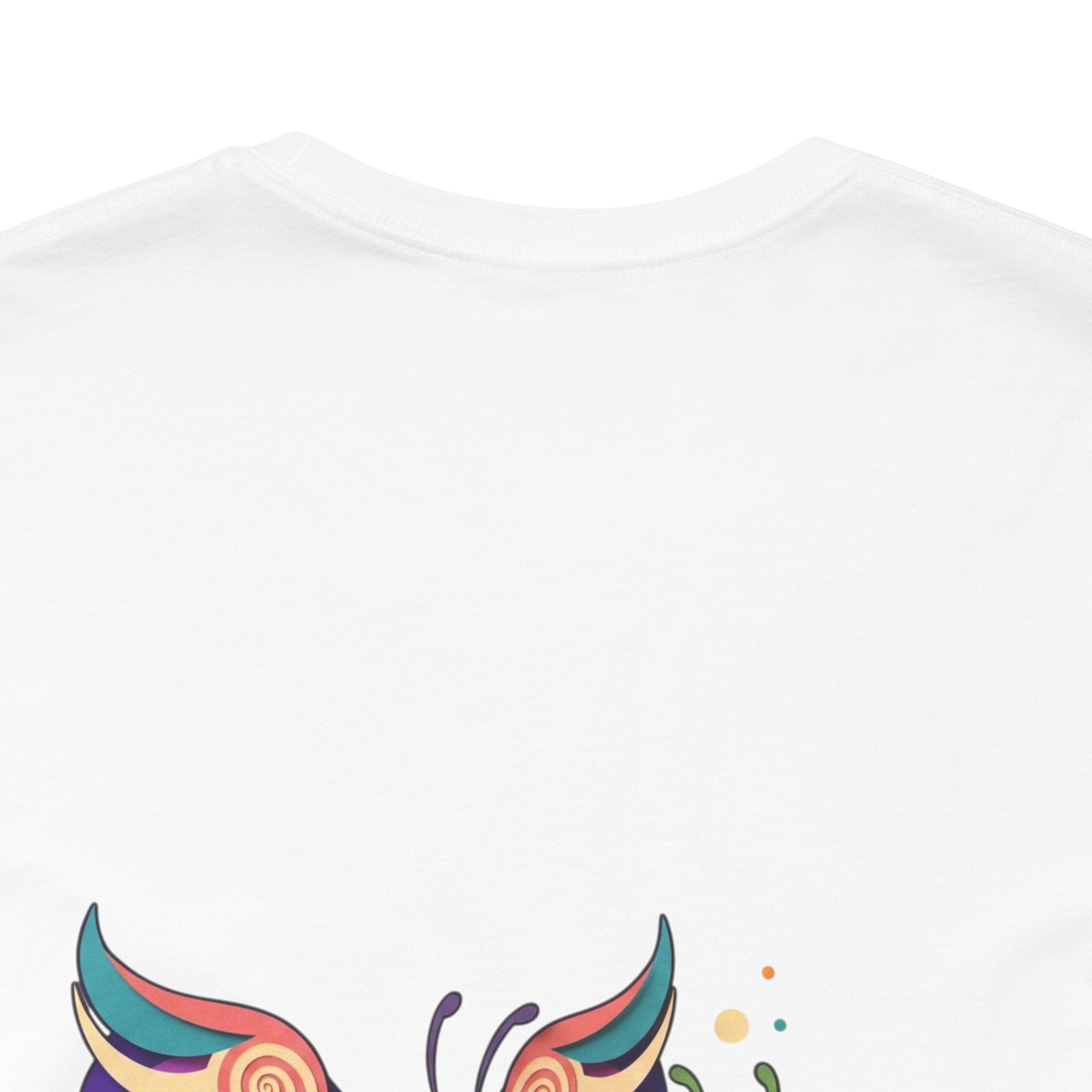 T-shirt Alarmingy Unlimited — Maglietta Grafica con Farfalla e Bruco Stravaganti