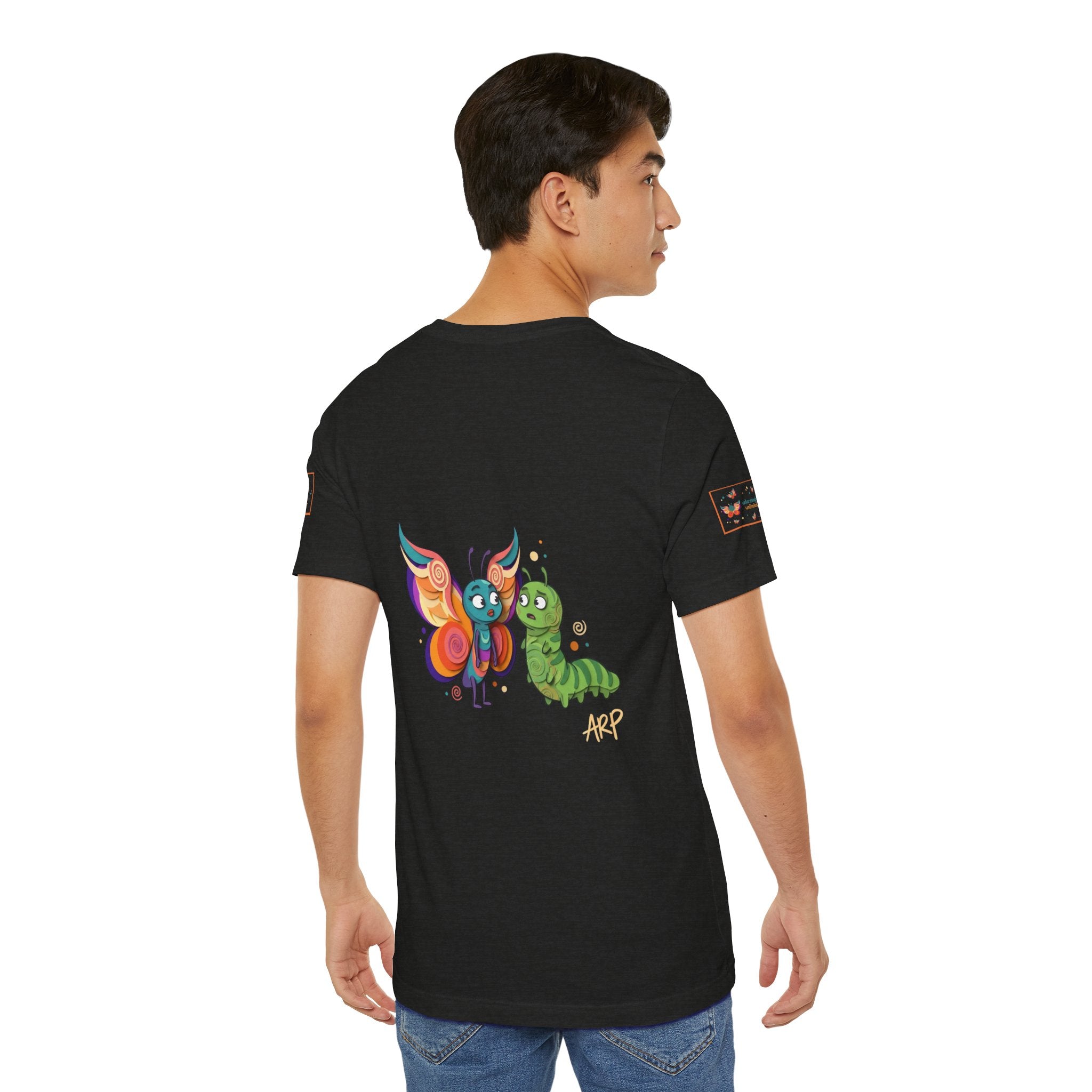 T-shirt Alarmingy Unlimited — Maglietta Grafica con Farfalla e Bruco Stravaganti
