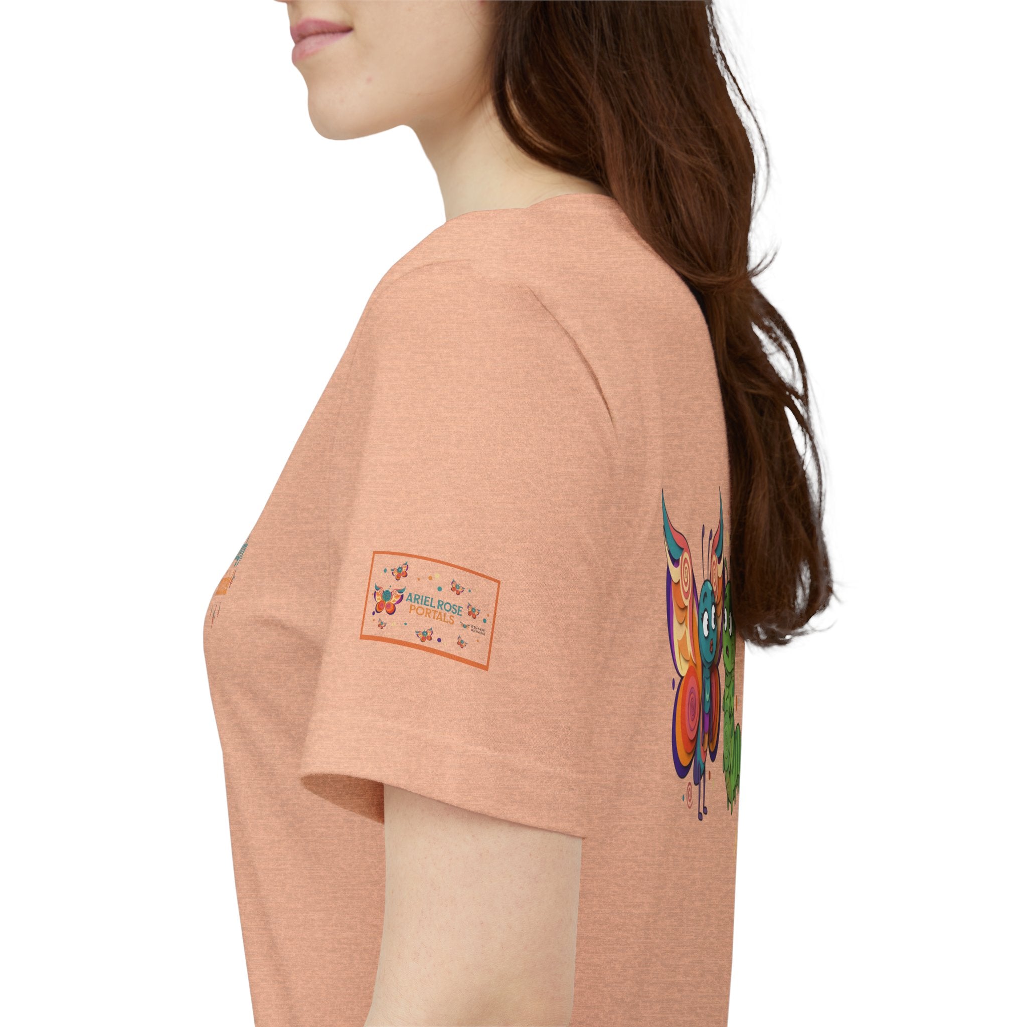 T-shirt Alarmingy Unlimited — Maglietta Grafica con Farfalla e Bruco Stravaganti