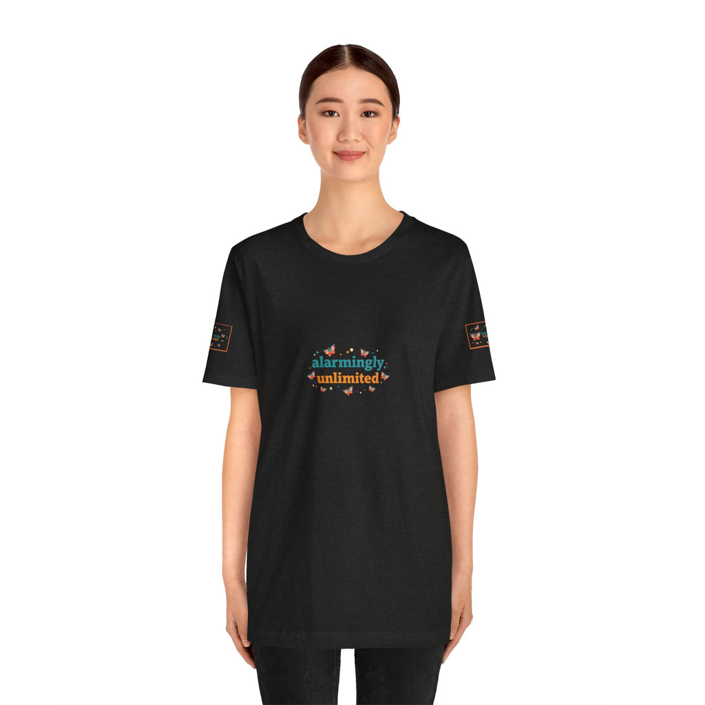 T-shirt Alarmingy Unlimited — Maglietta Grafica con Farfalla e Bruco Stravaganti
