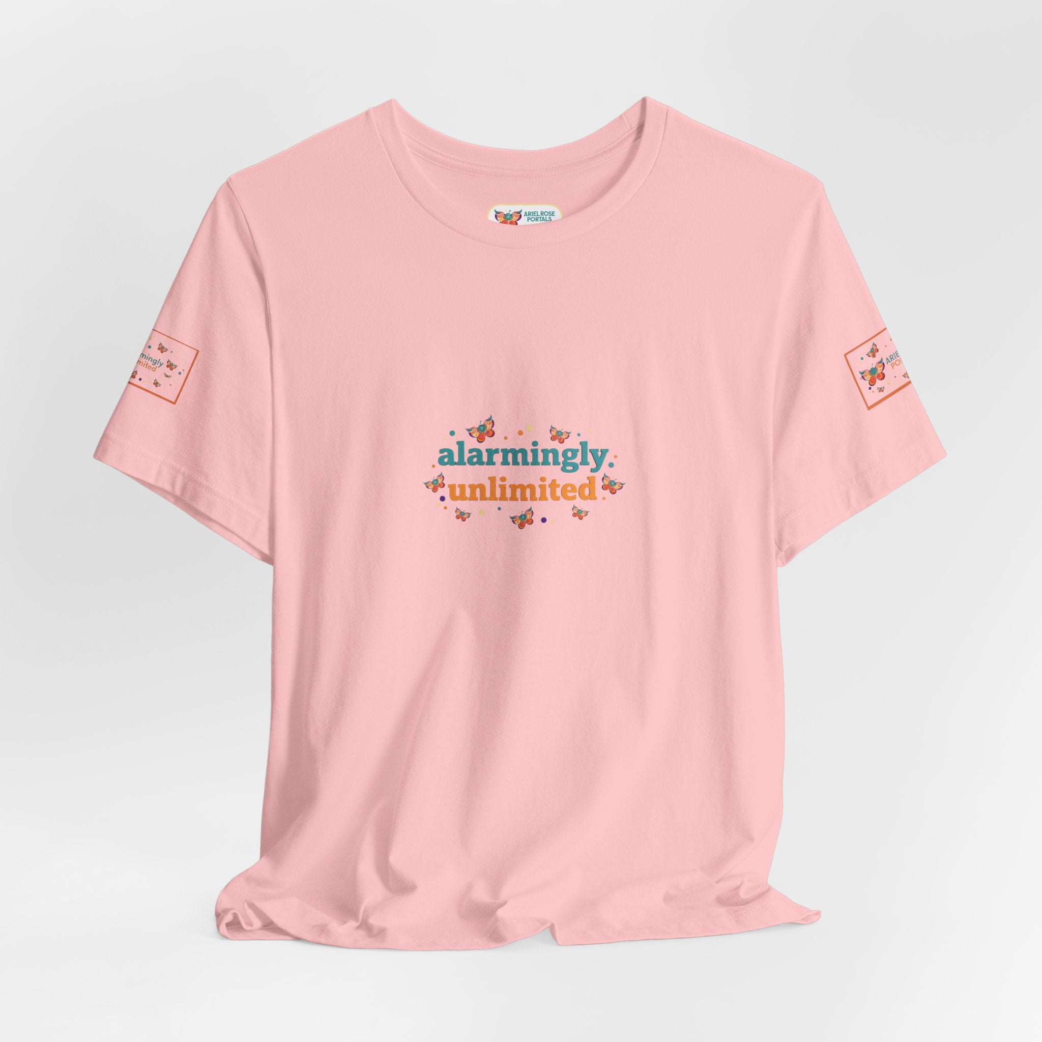 T-shirt Alarmingy Unlimited — Maglietta Grafica con Farfalla e Bruco Stravaganti