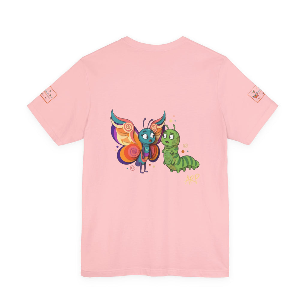 T-shirt Alarmingy Unlimited — Maglietta Grafica con Farfalla e Bruco Stravaganti