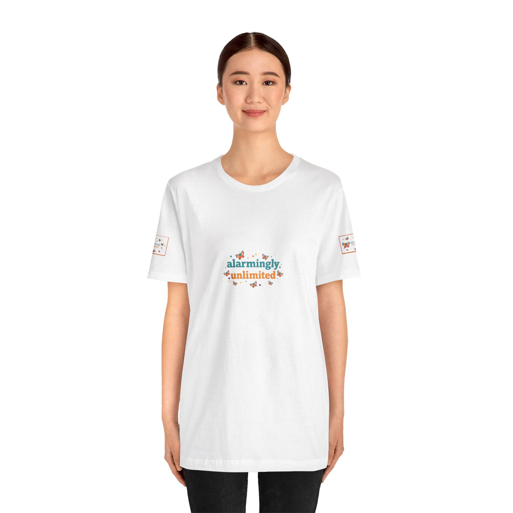T-shirt Alarmingy Unlimited — Maglietta Grafica con Farfalla e Bruco Stravaganti