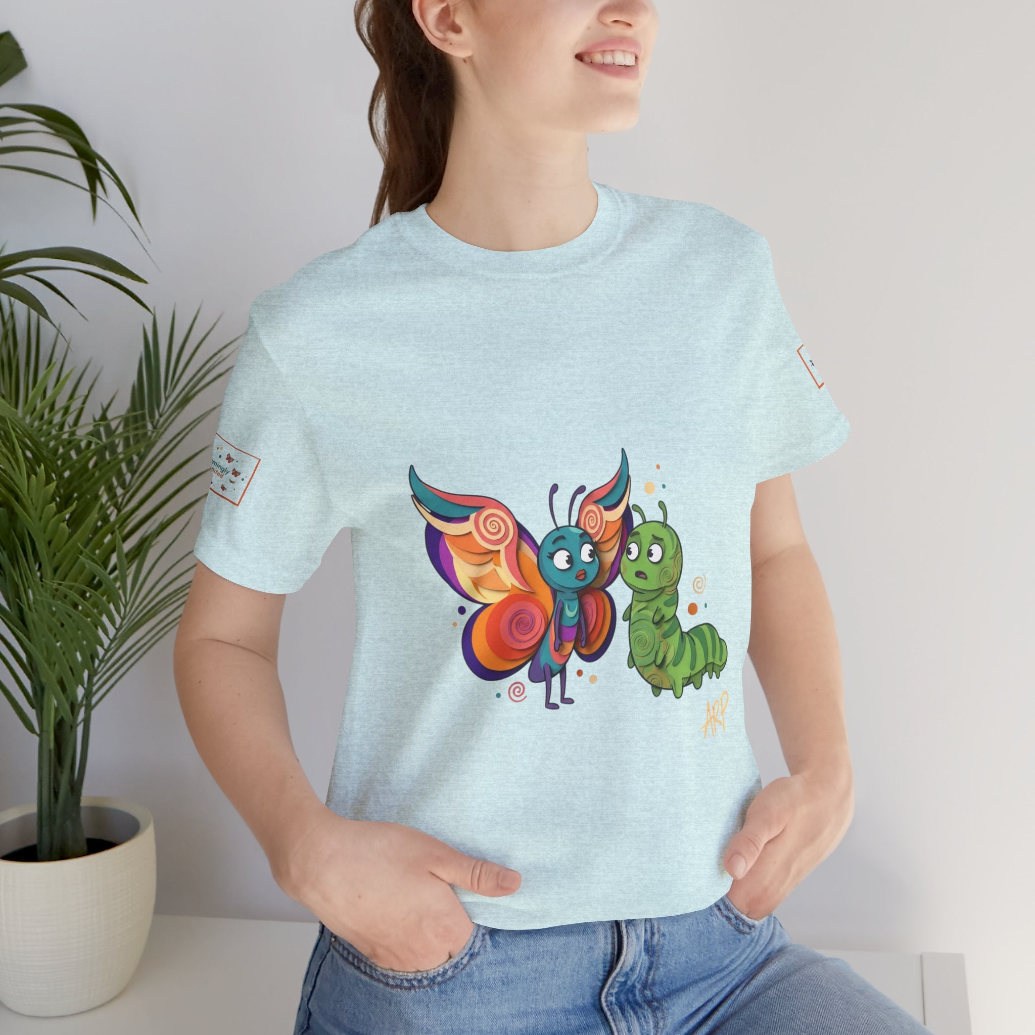 Allarmante T-Shirt Unlimited Tee Flip Variant — Maglietta Grafica Stravagante Farfalla e Bruco