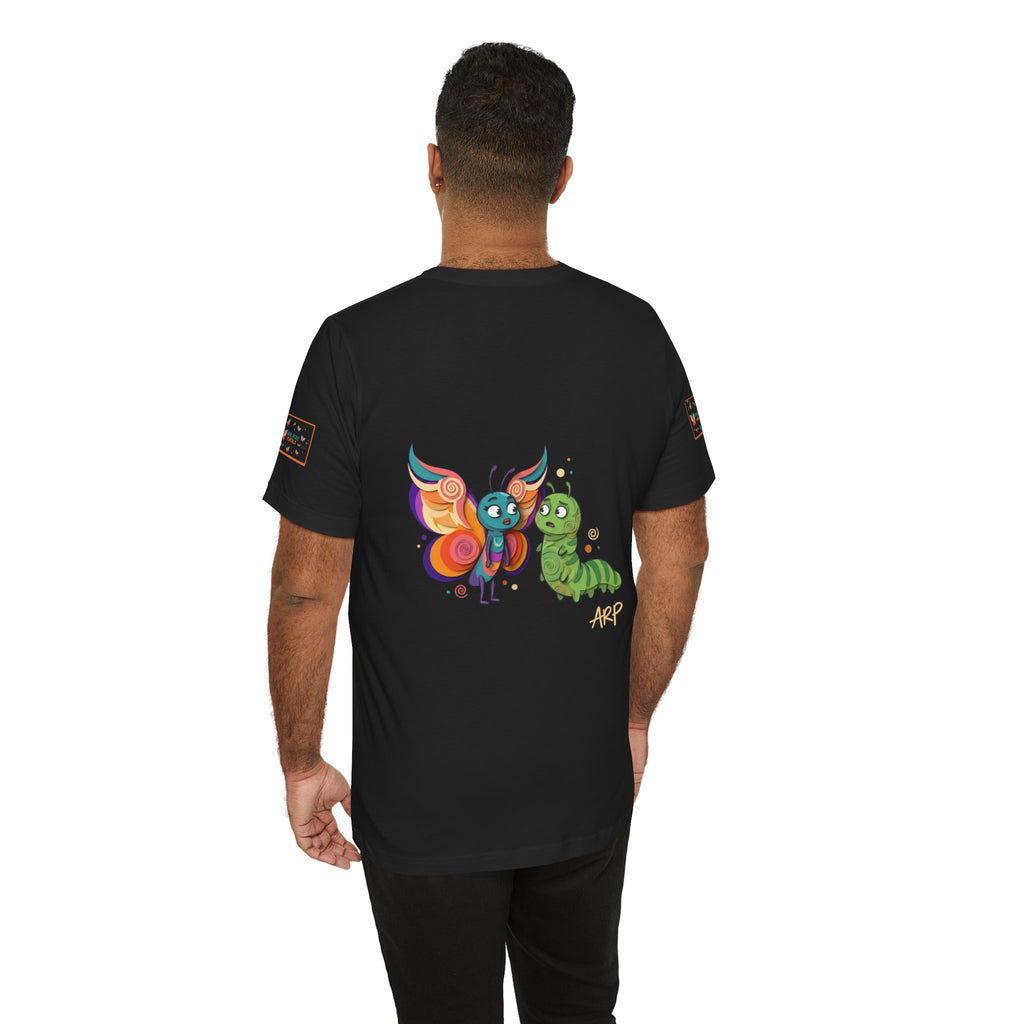 T-shirt Alarmingy Unlimited — Maglietta Grafica con Farfalla e Bruco Stravaganti