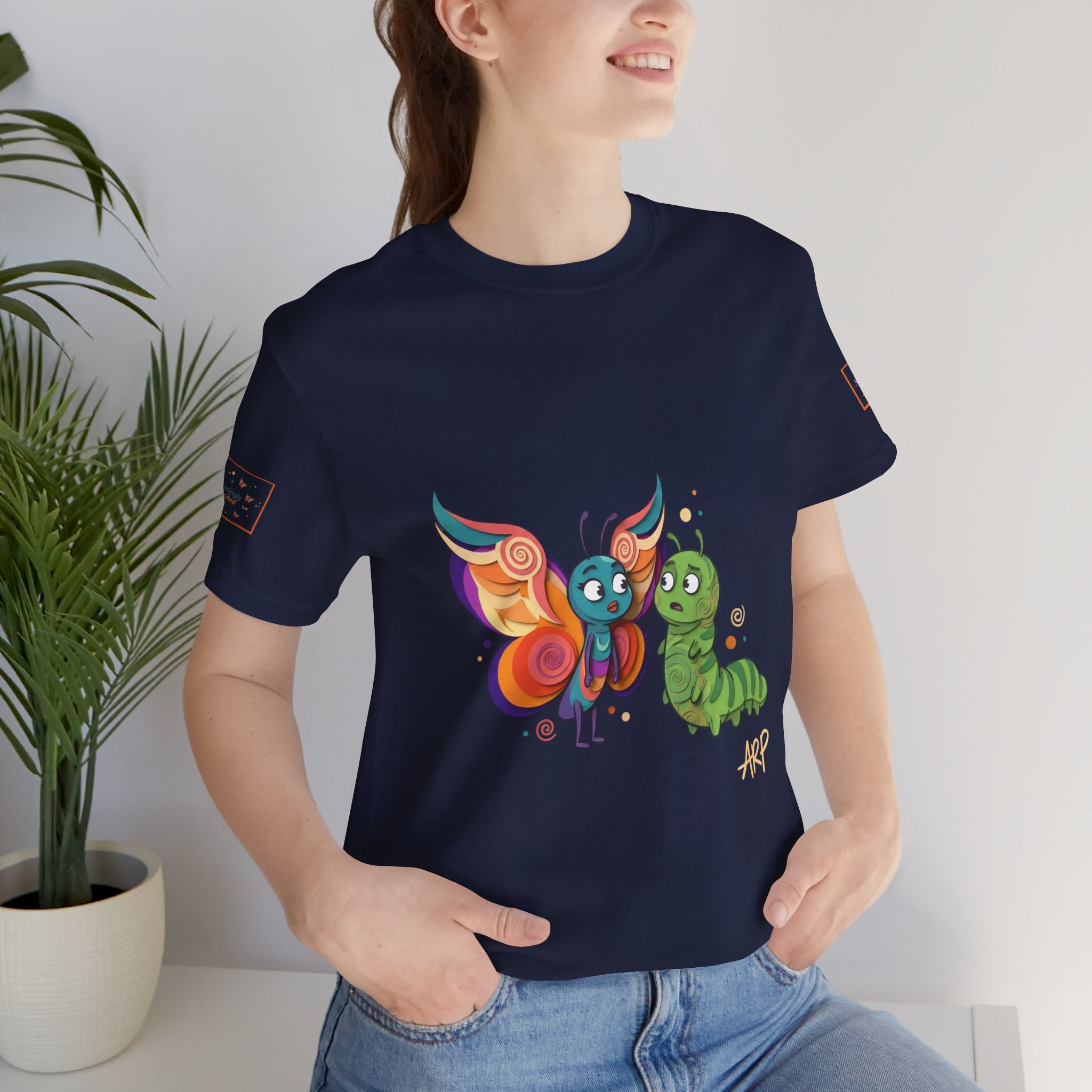 Allarmante T-Shirt Unlimited Tee Flip Variant — Maglietta Grafica Stravagante Farfalla e Bruco