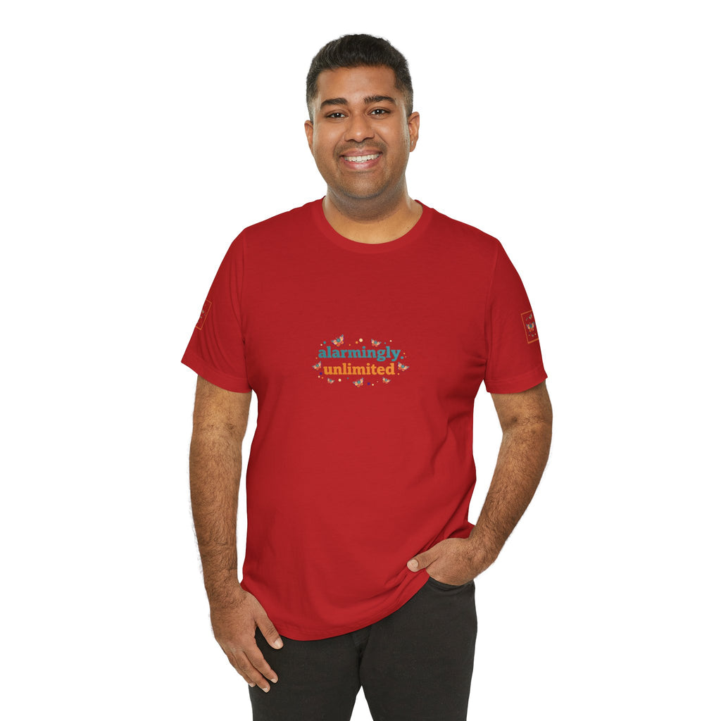 T-shirt Alarmingy Unlimited — Maglietta Grafica con Farfalla e Bruco Stravaganti