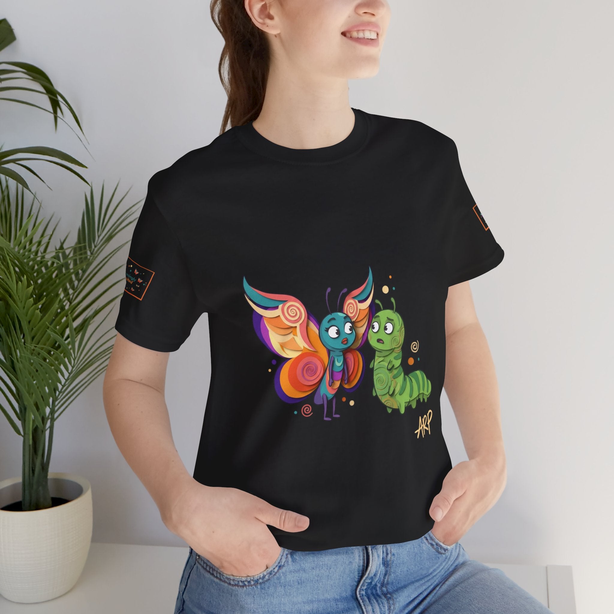 Allarmante T-Shirt Unlimited Tee Flip Variant — Maglietta Grafica Stravagante Farfalla e Bruco