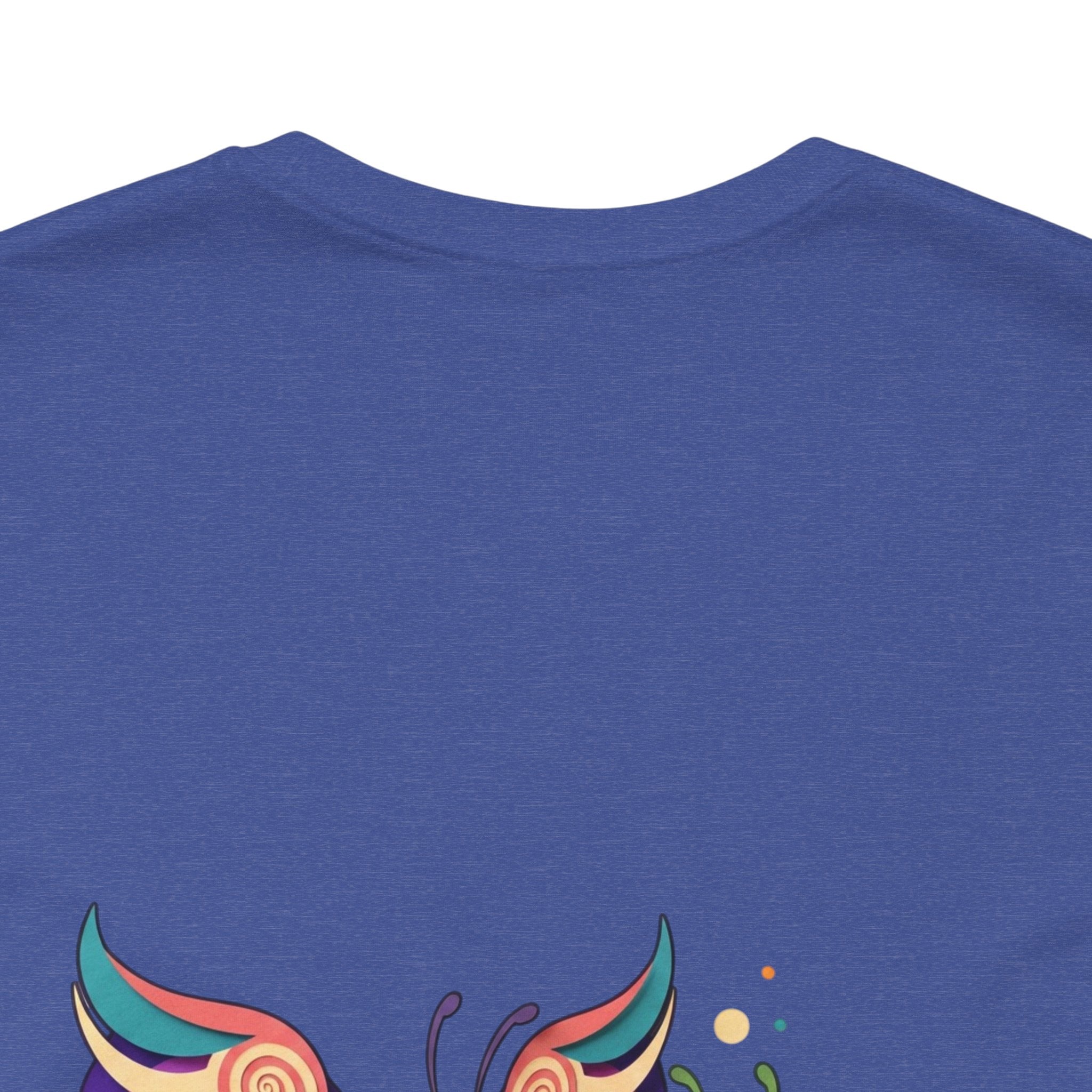 T-shirt Alarmingy Unlimited — Maglietta Grafica con Farfalla e Bruco Stravaganti