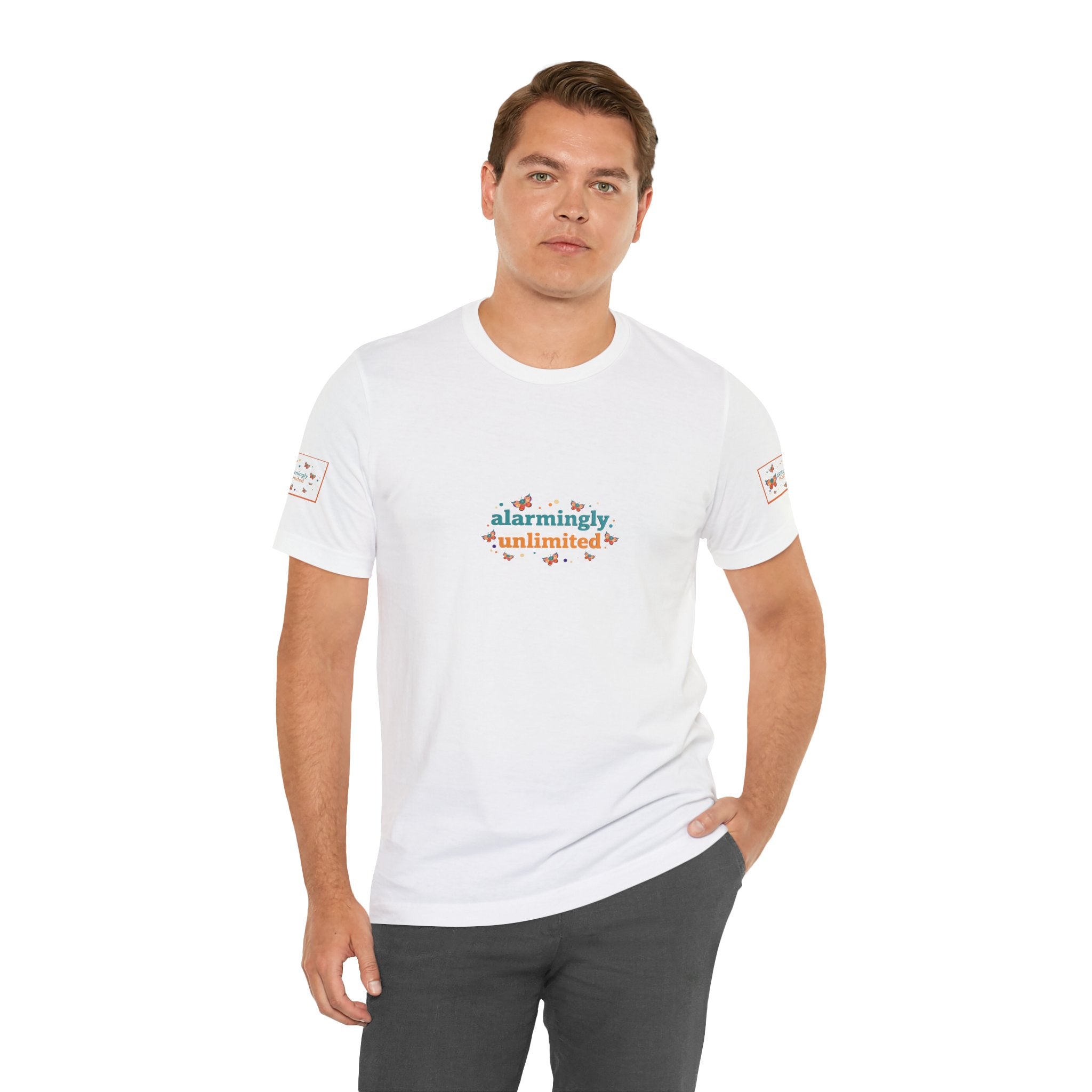 T-shirt Alarmingy Unlimited — Maglietta Grafica con Farfalla e Bruco Stravaganti