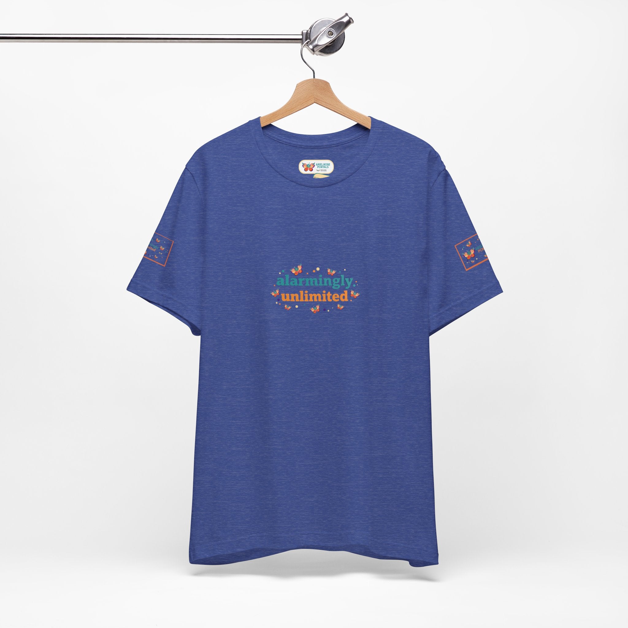 T-shirt Alarmingy Unlimited — Maglietta Grafica con Farfalla e Bruco Stravaganti