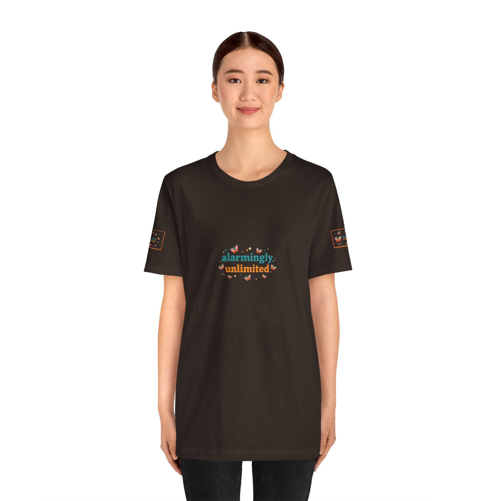 T-shirt Alarmingy Unlimited — Maglietta Grafica con Farfalla e Bruco Stravaganti