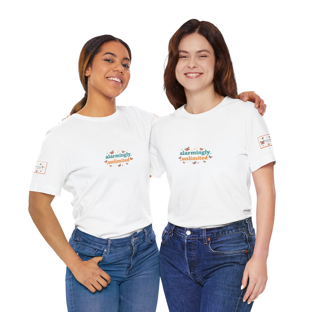 T-shirt Alarmingy Unlimited — Maglietta Grafica con Farfalla e Bruco Stravaganti