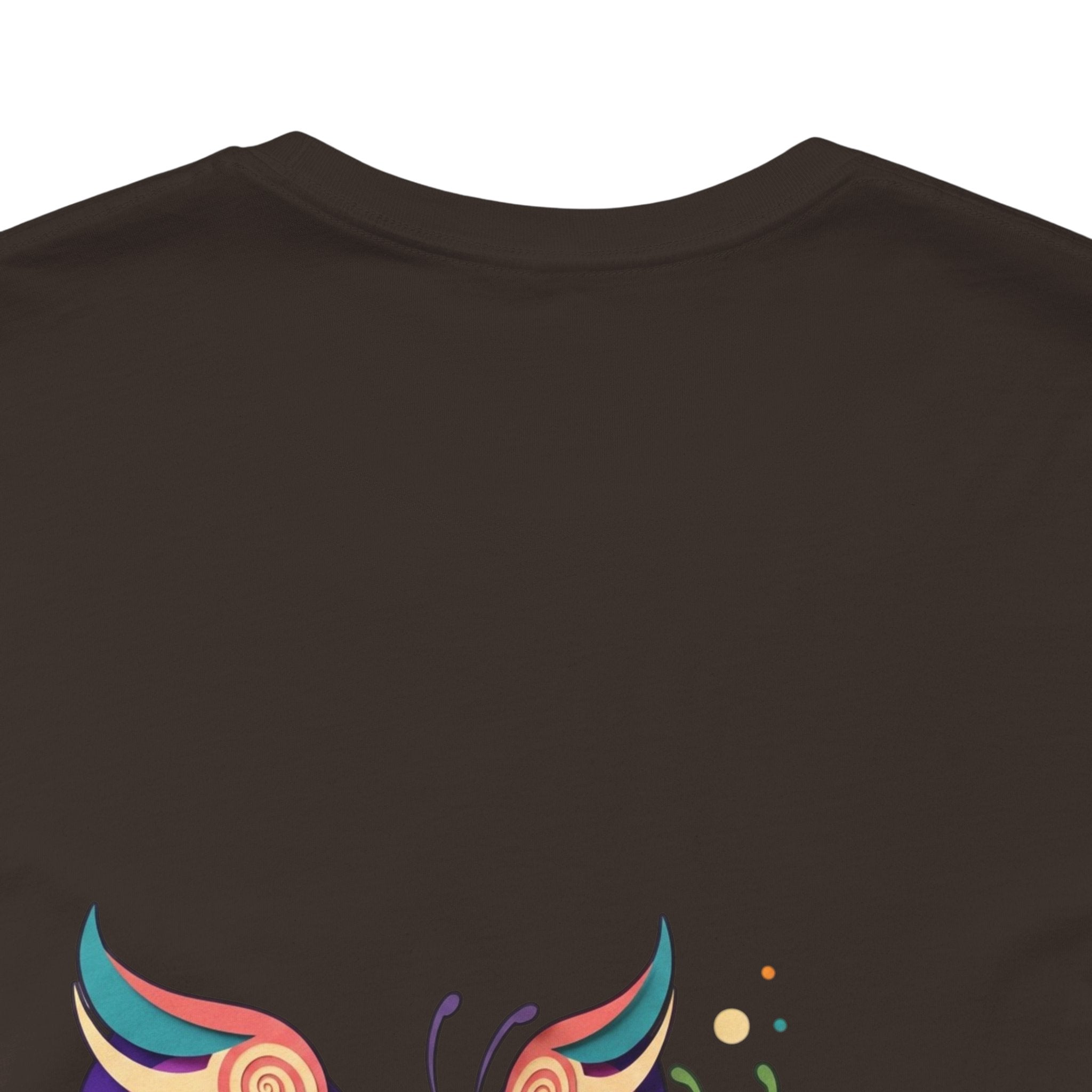 T-shirt Alarmingy Unlimited — Maglietta Grafica con Farfalla e Bruco Stravaganti