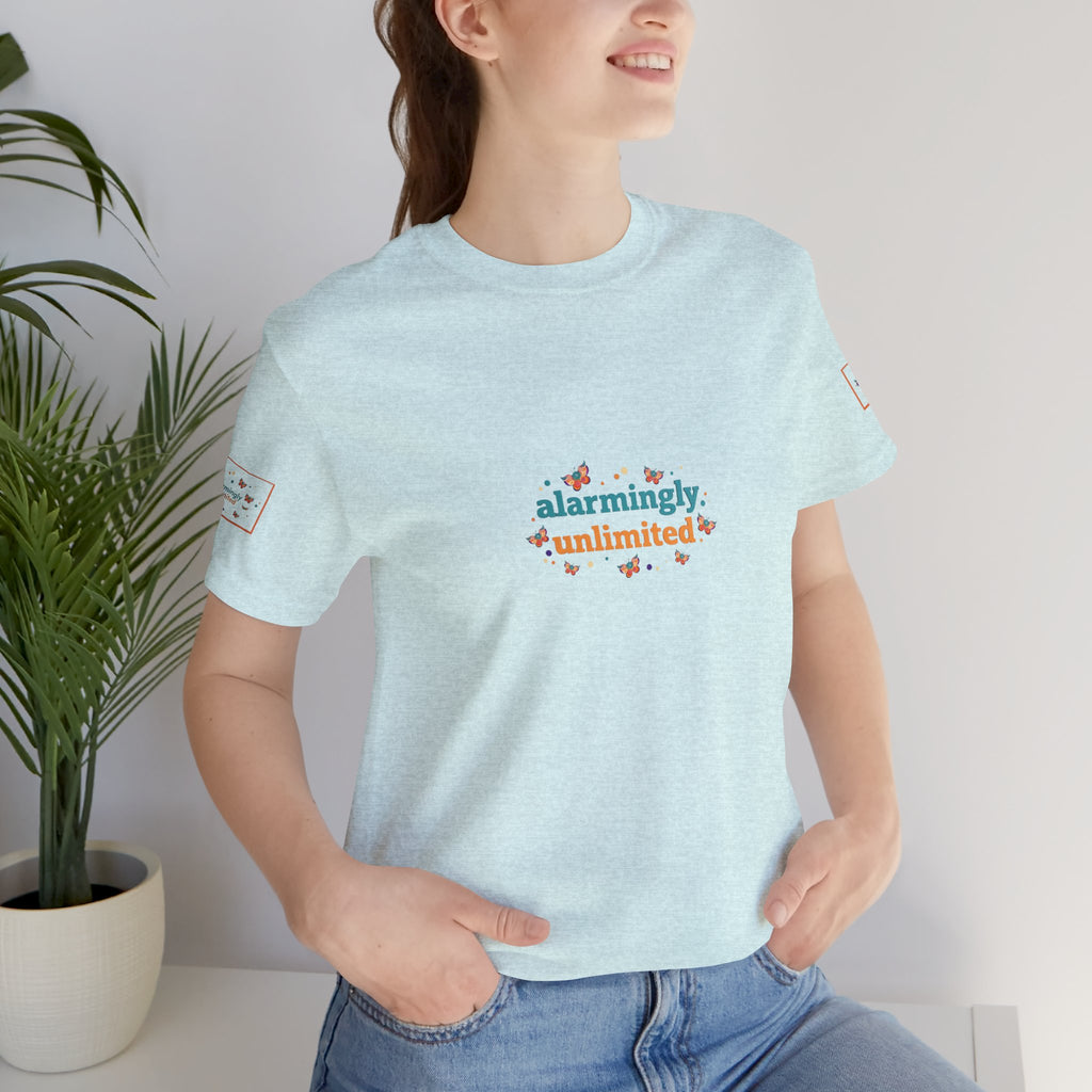 T-shirt Alarmingy Unlimited — Maglietta Grafica con Farfalla e Bruco Stravaganti