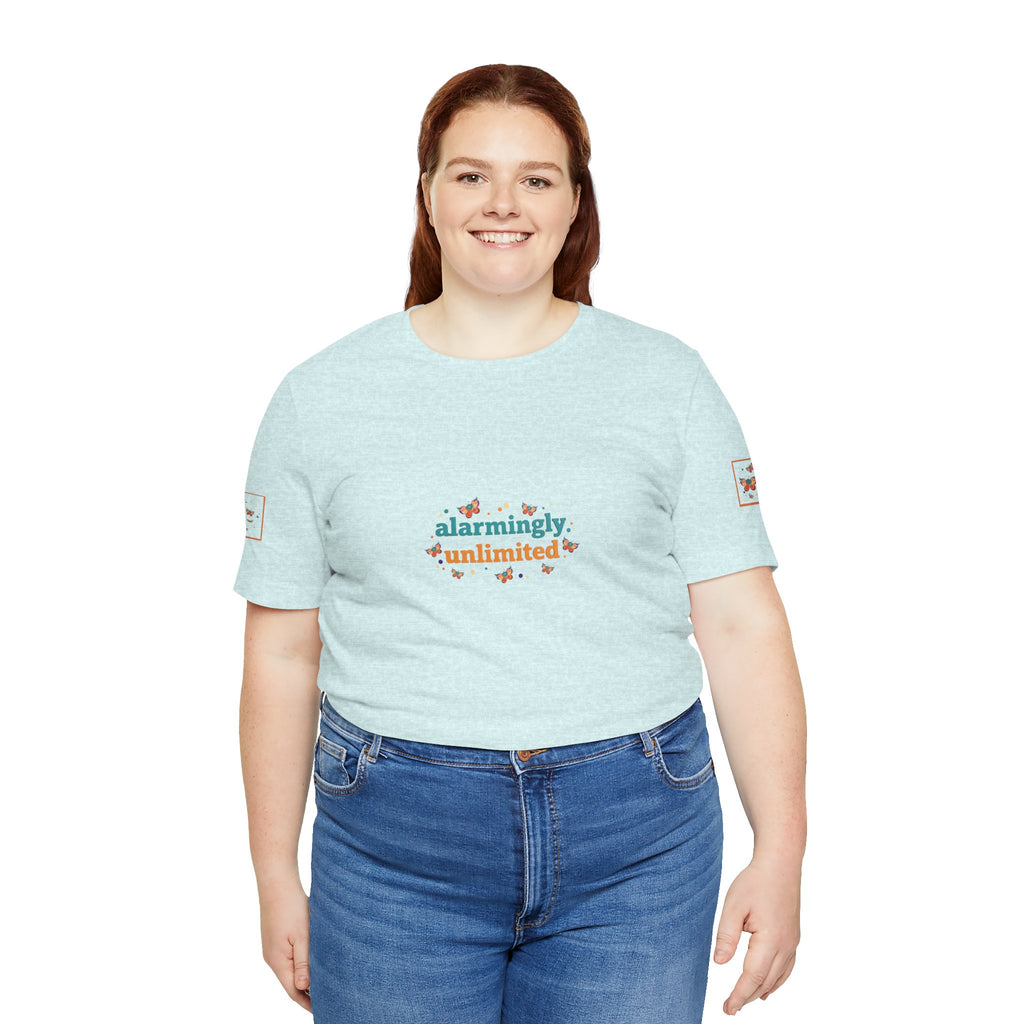 T-shirt Alarmingy Unlimited — Maglietta Grafica con Farfalla e Bruco Stravaganti
