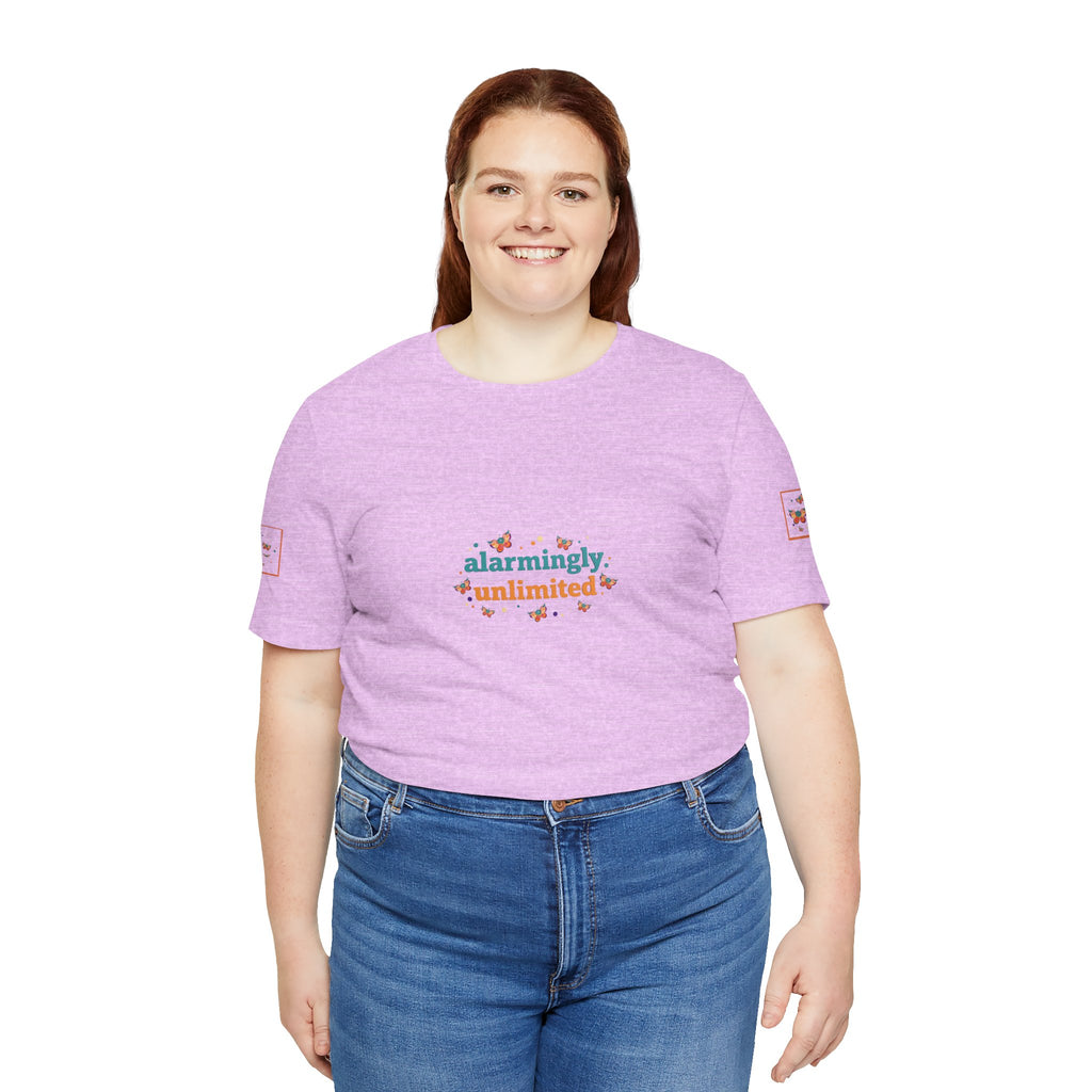 T-shirt Alarmingy Unlimited — Maglietta Grafica con Farfalla e Bruco Stravaganti