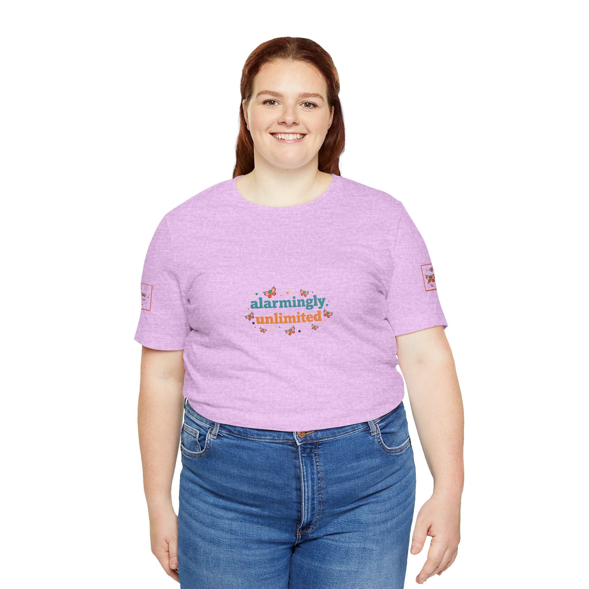 T-shirt Alarmingy Unlimited — Maglietta Grafica con Farfalla e Bruco Stravaganti