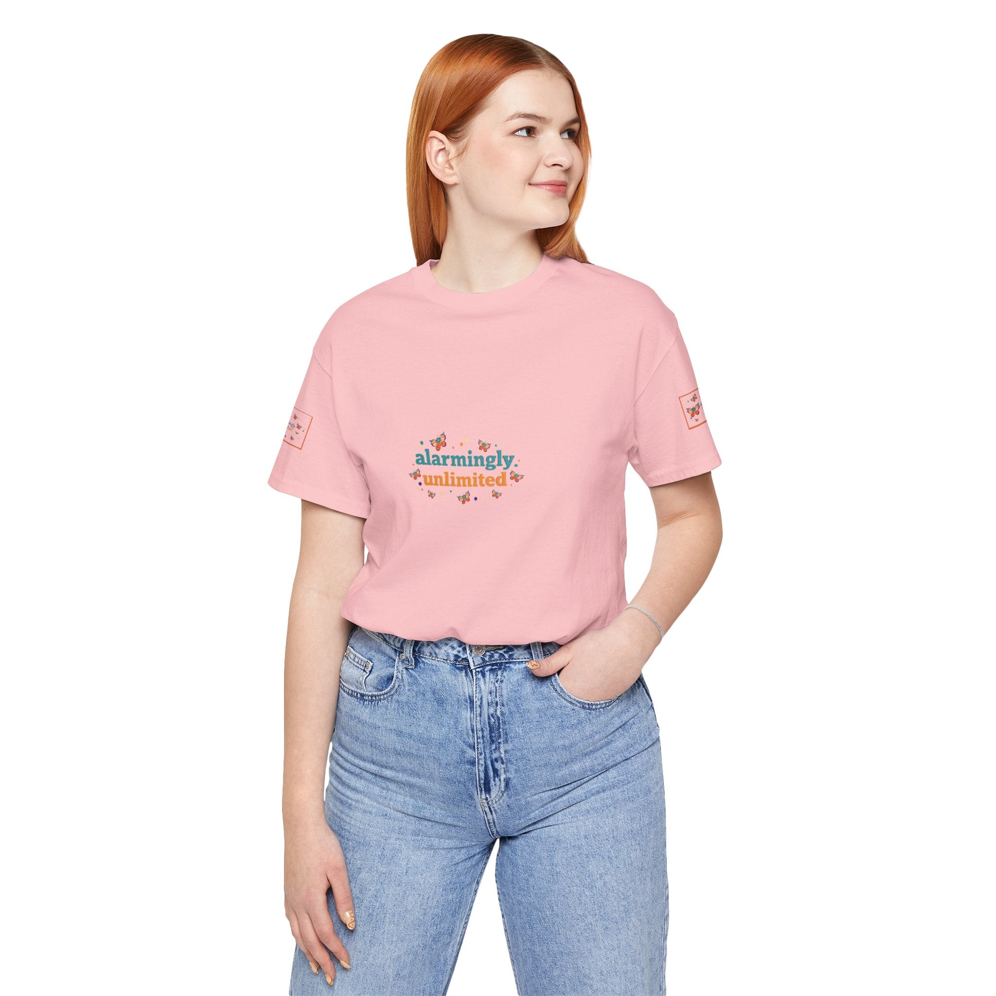 T-shirt Alarmingy Unlimited — Maglietta Grafica con Farfalla e Bruco Stravaganti