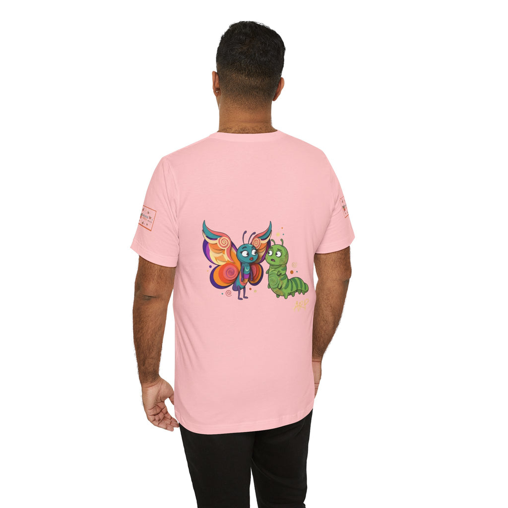 T-shirt Alarmingy Unlimited — Maglietta Grafica con Farfalla e Bruco Stravaganti