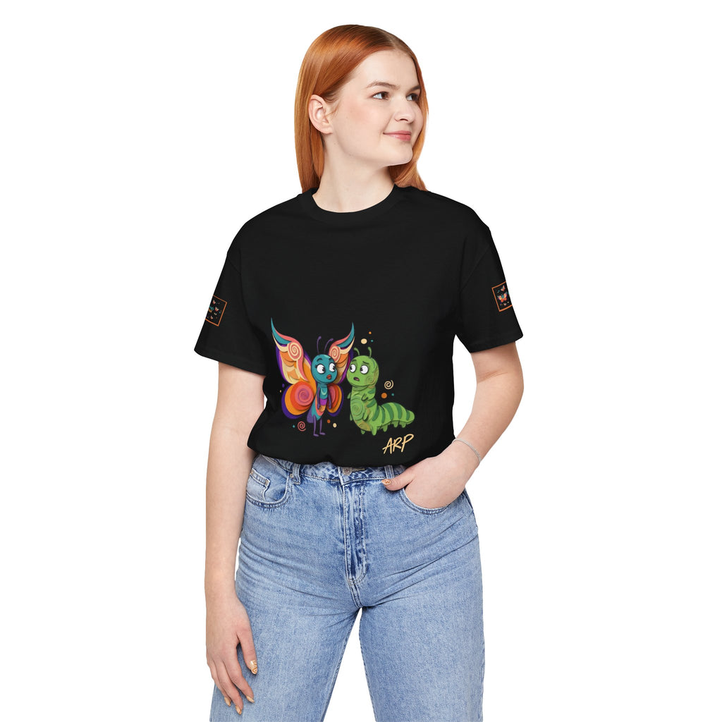 Allarmante T-Shirt Unlimited Tee Flip Variant — Maglietta Grafica Stravagante Farfalla e Bruco