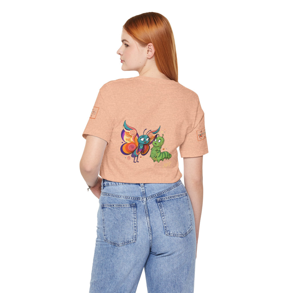 T-shirt Alarmingy Unlimited — Maglietta Grafica con Farfalla e Bruco Stravaganti