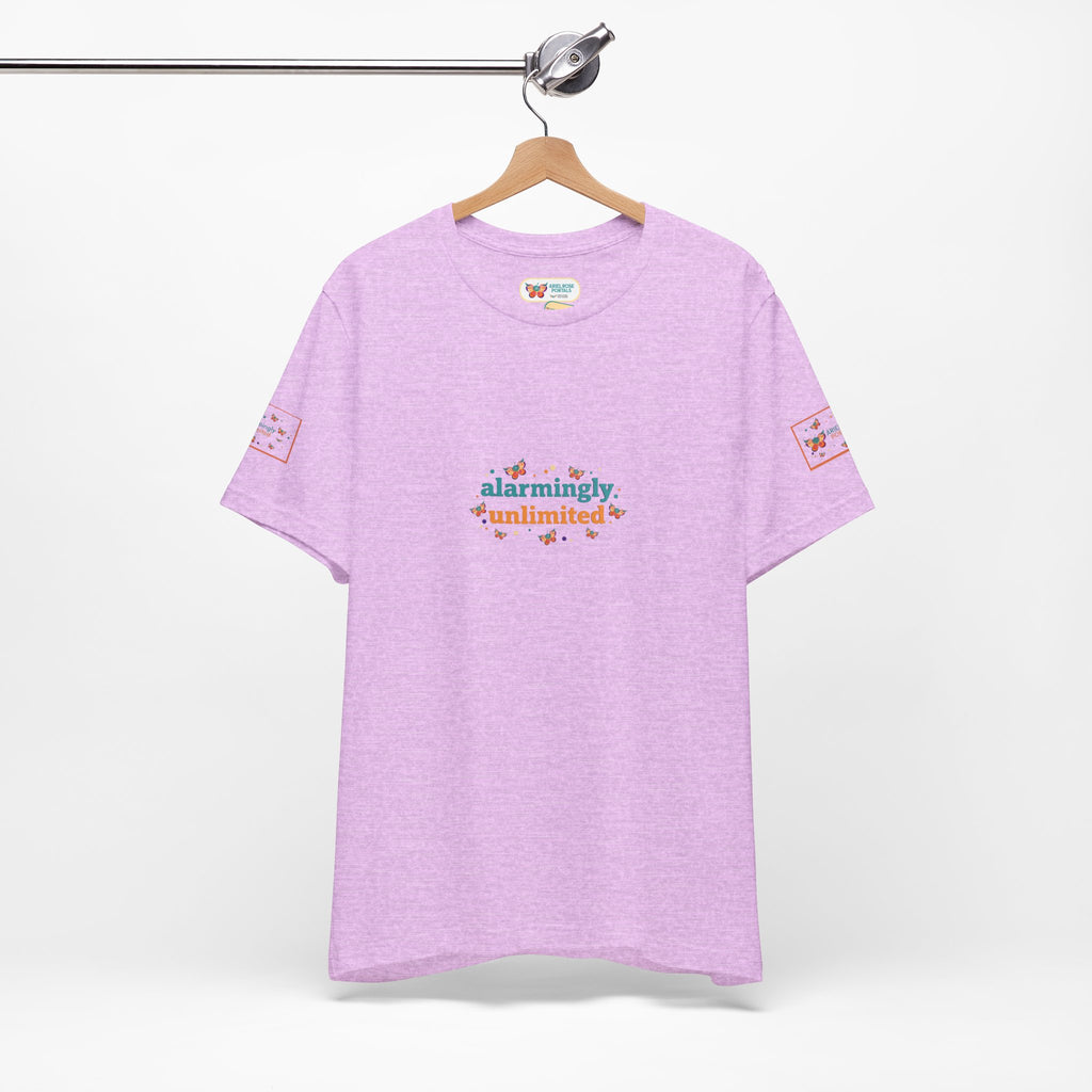 T-shirt Alarmingy Unlimited — Maglietta Grafica con Farfalla e Bruco Stravaganti